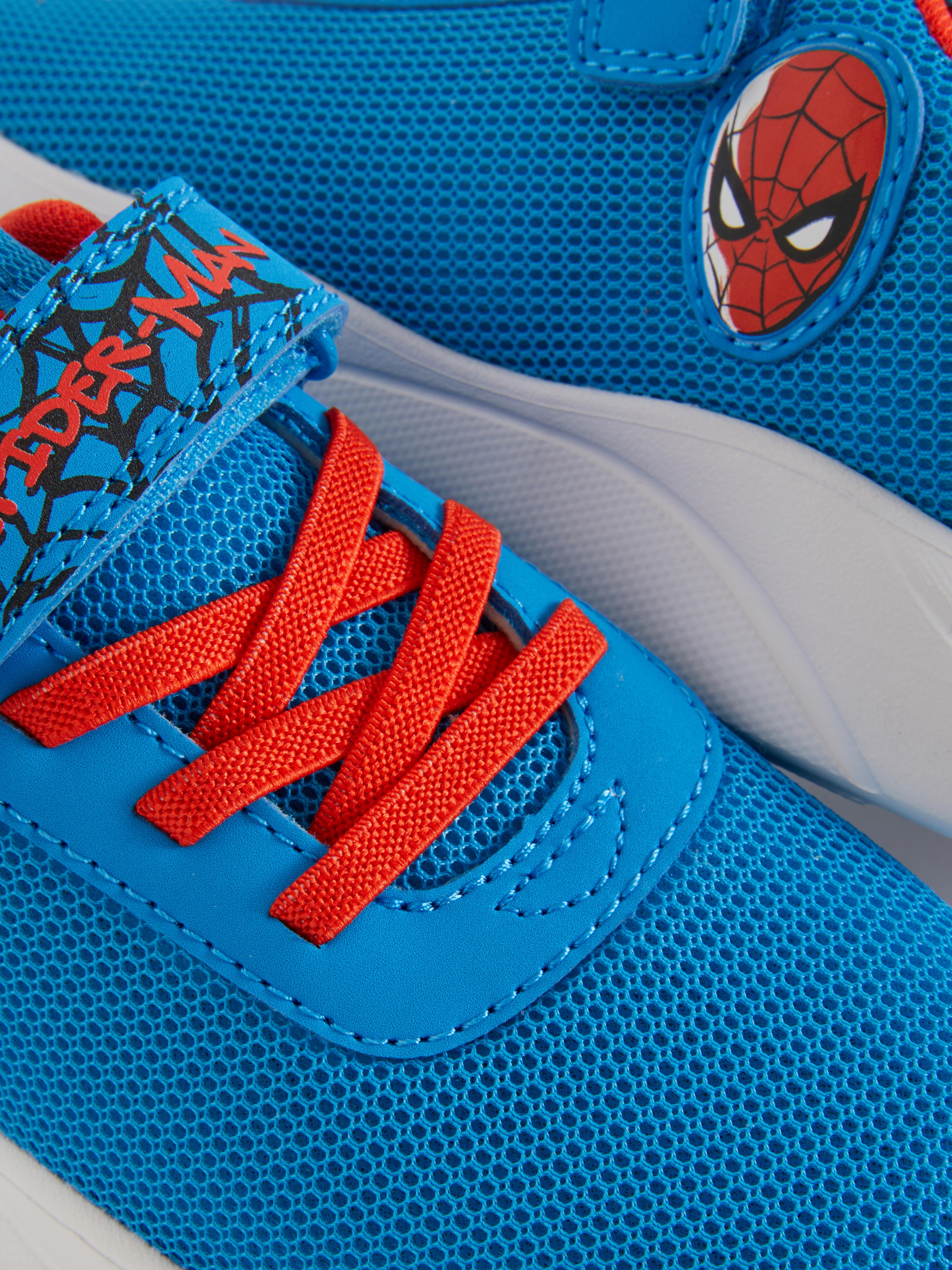 Pantofi sport joși model Spider-Man de la Marvel