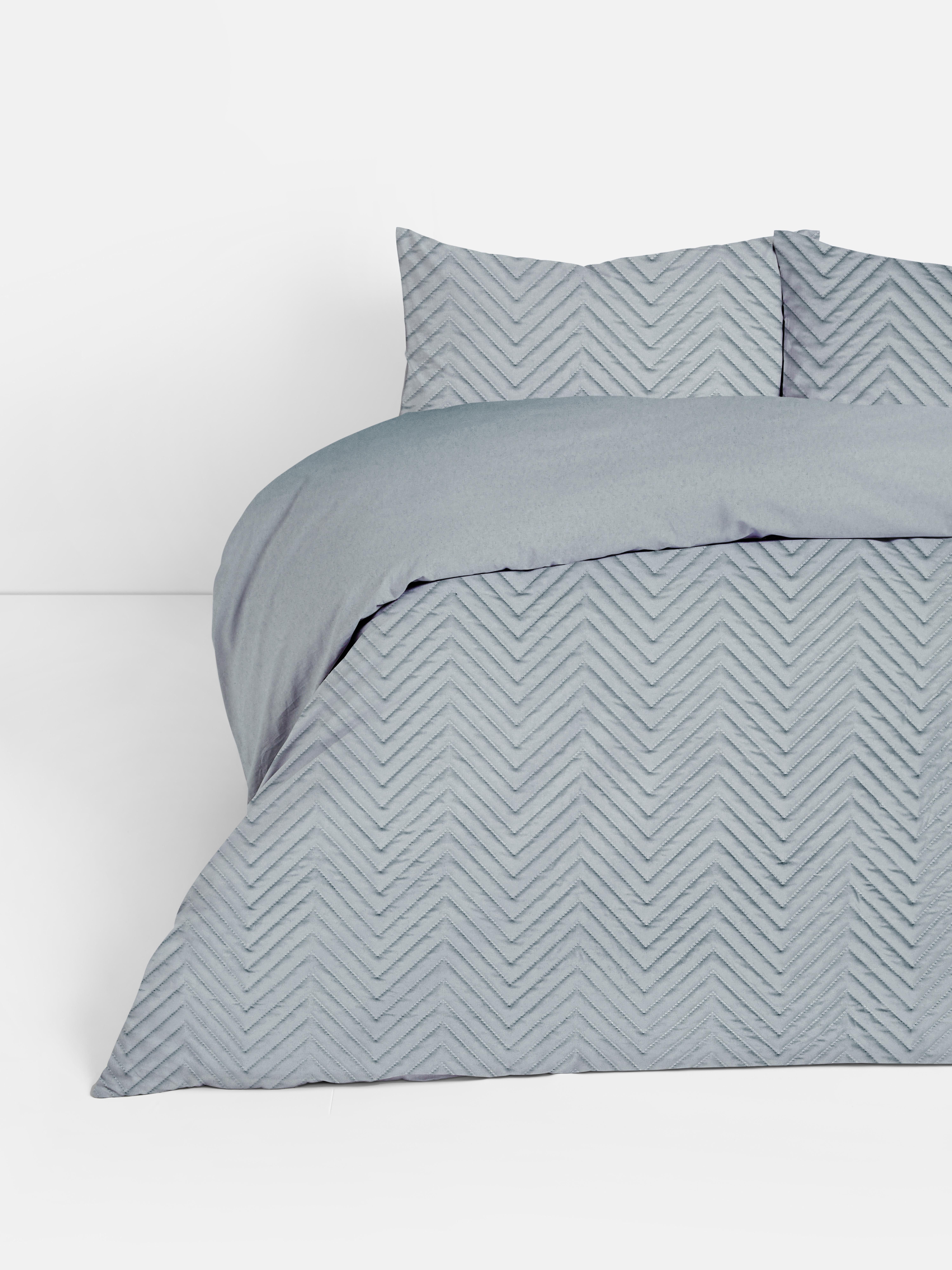 Obojestranski teksturiran komplet posteljnine za dvojno posteljo