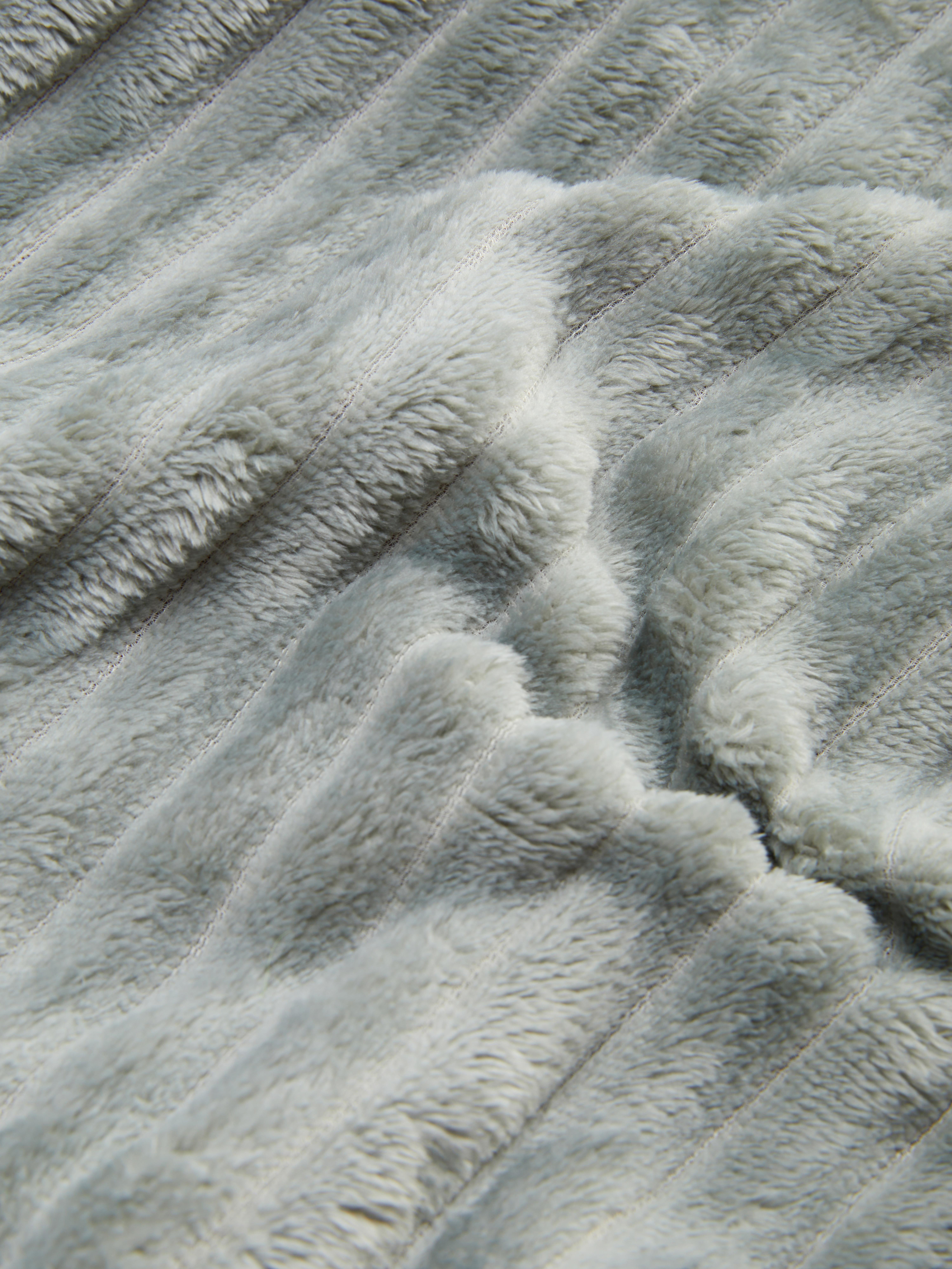 Small Ribbed Texture Throw