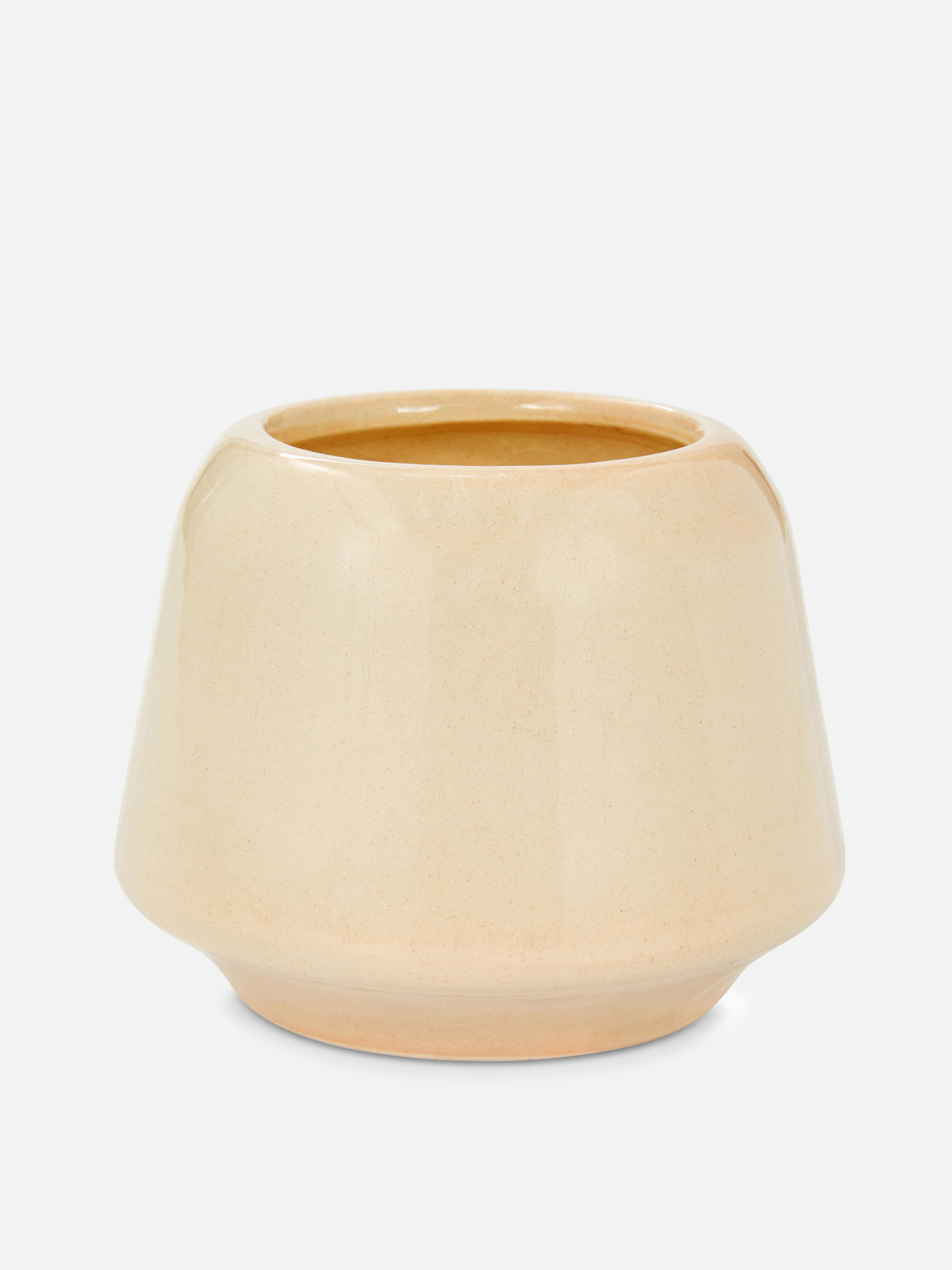 Kerze in rundem Keramikgefäß