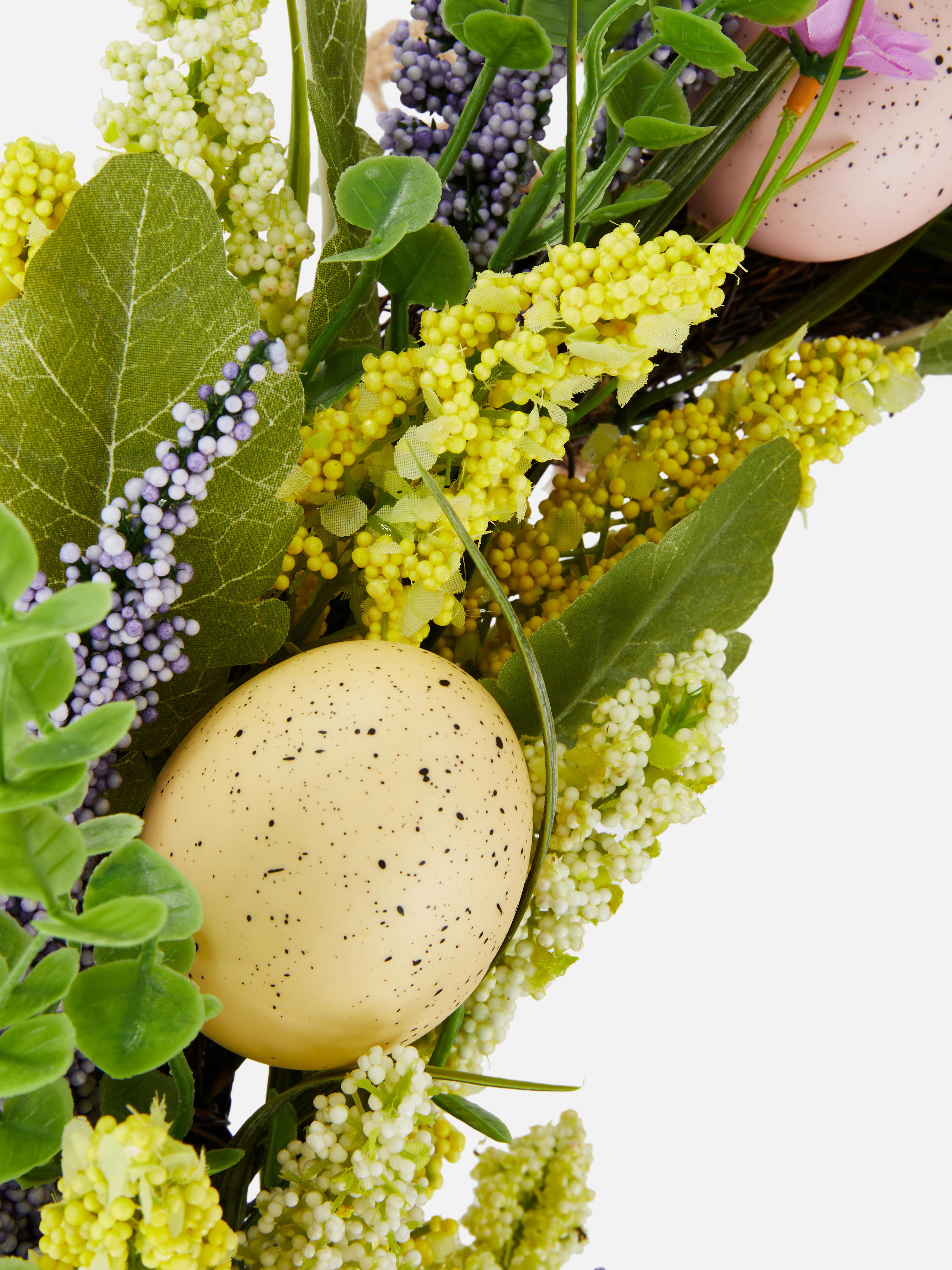 Ghirlanda pasquale con fiori selvatici e uova