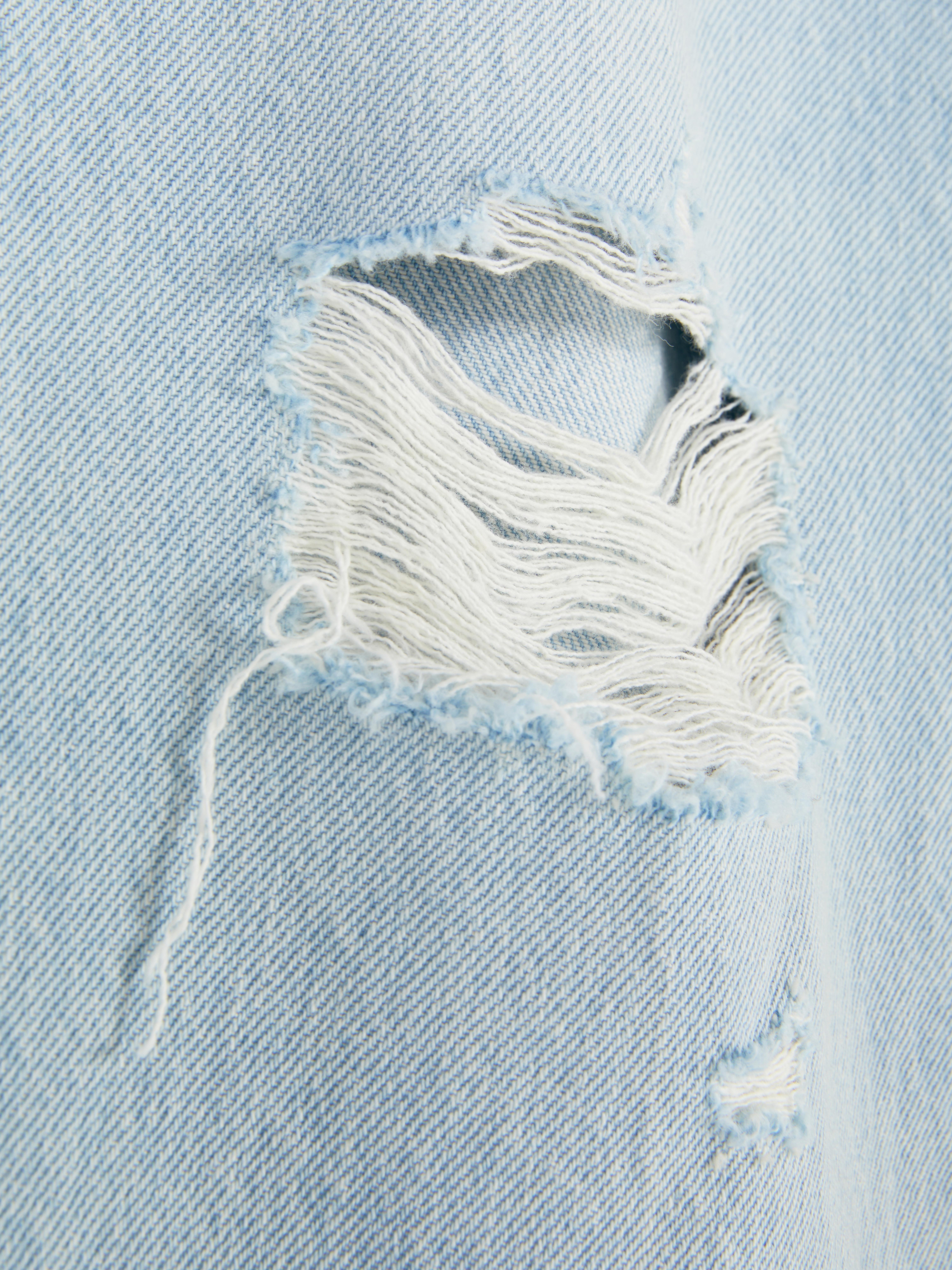 Zerrissene Denim-Jeans mit weitem Bein