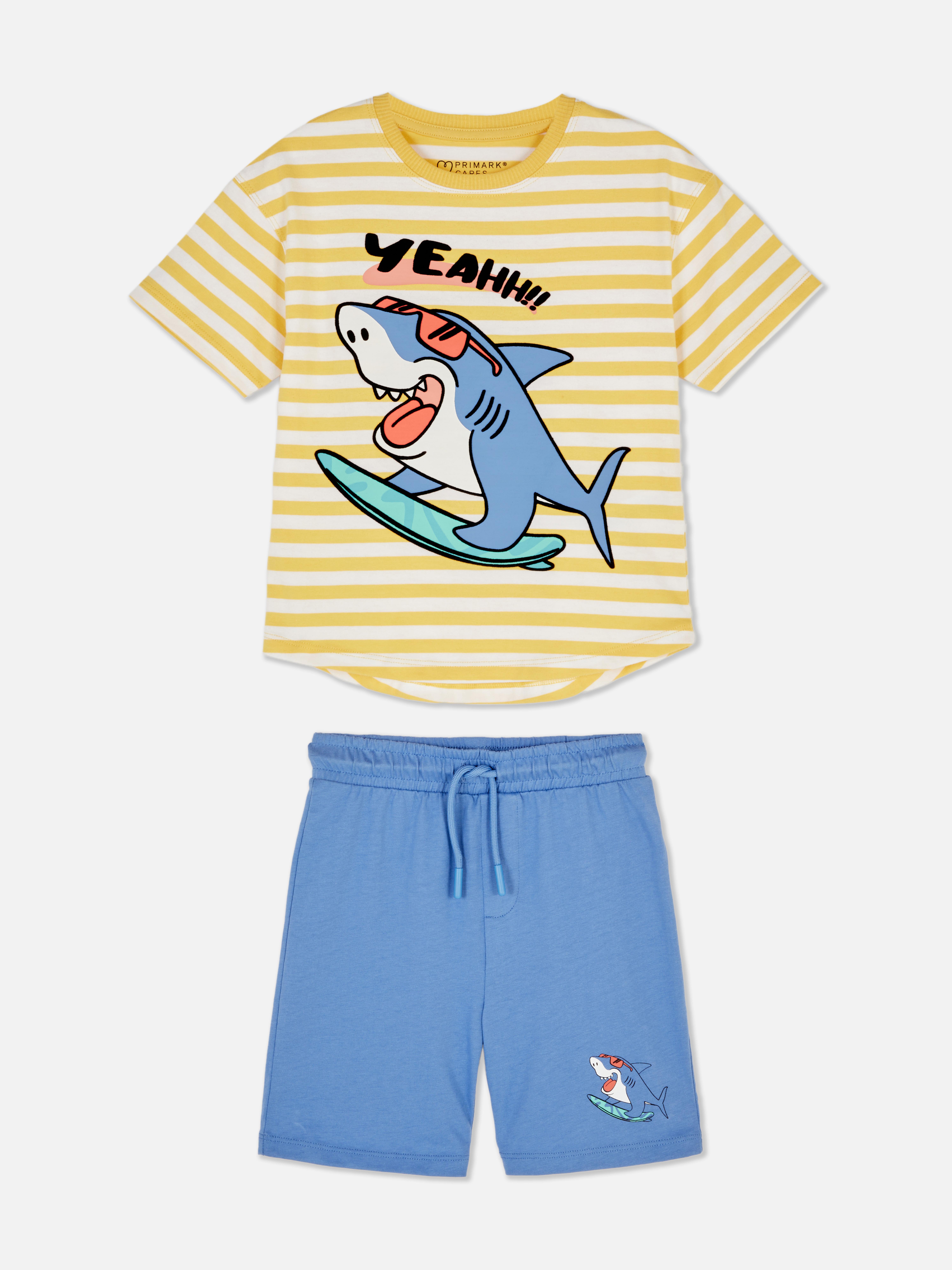 Matchende set met T-shirt en korte broek met haaien