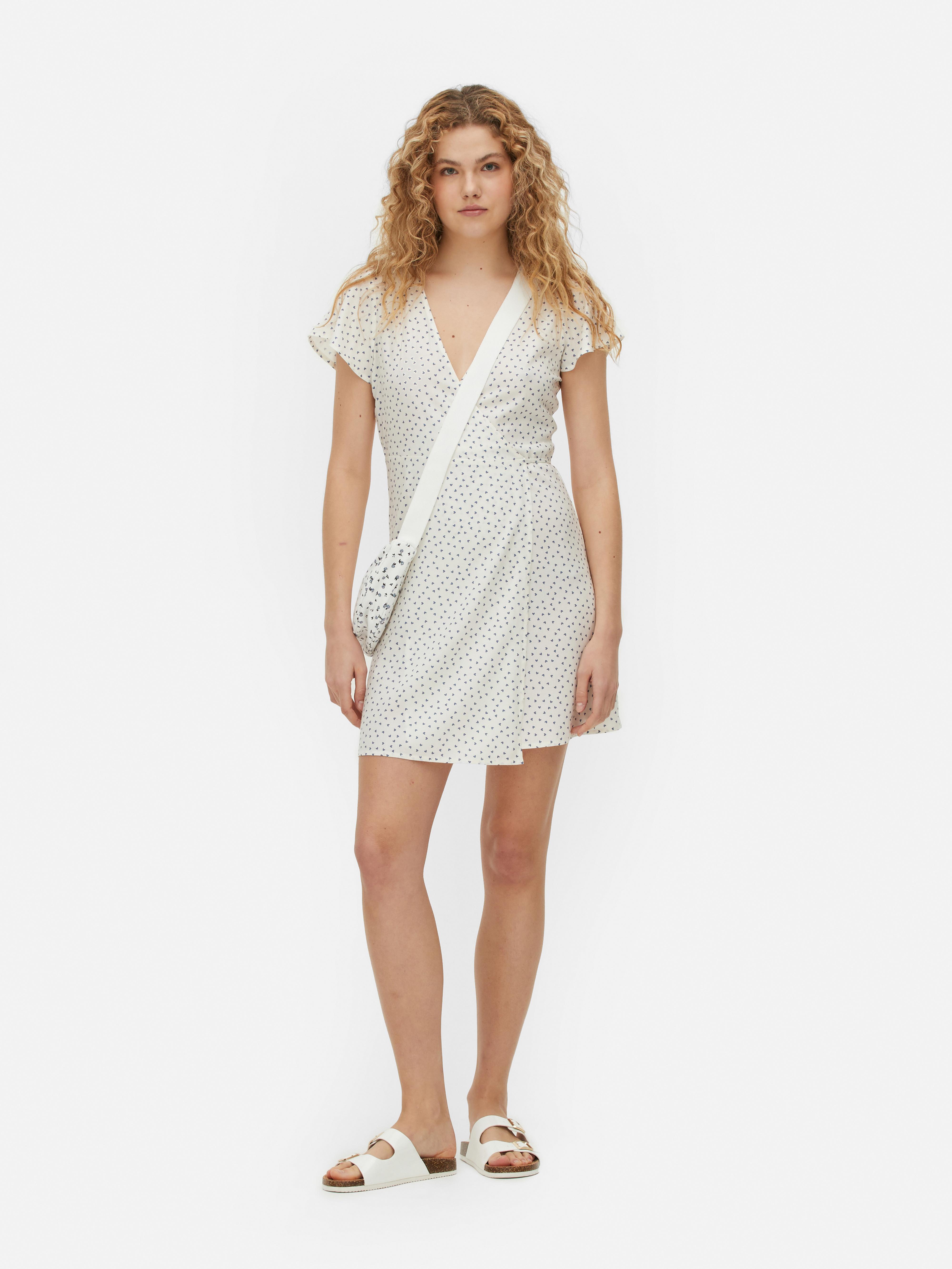 Vestido mini traçado manga capa