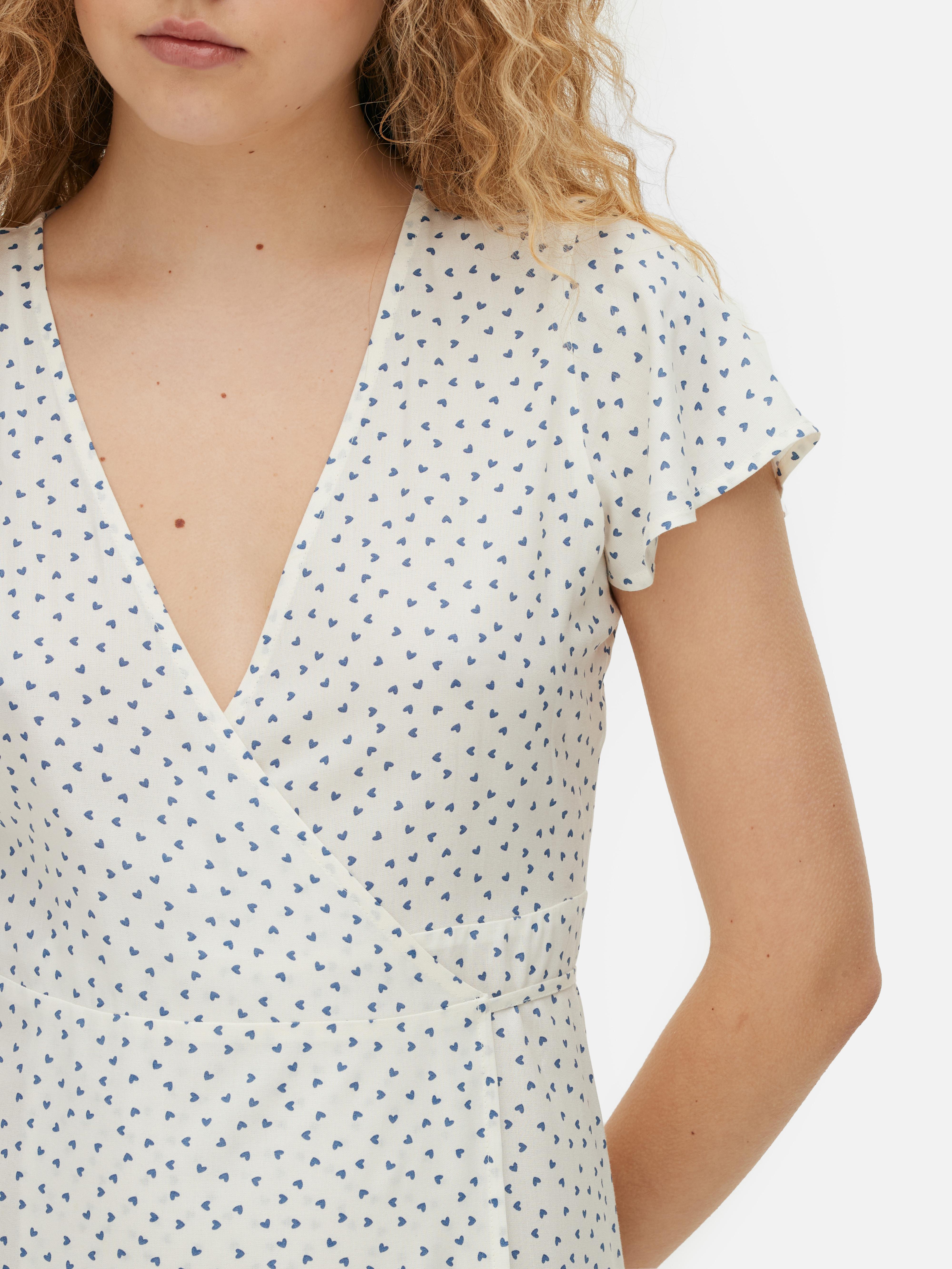 Vestido mini traçado manga capa