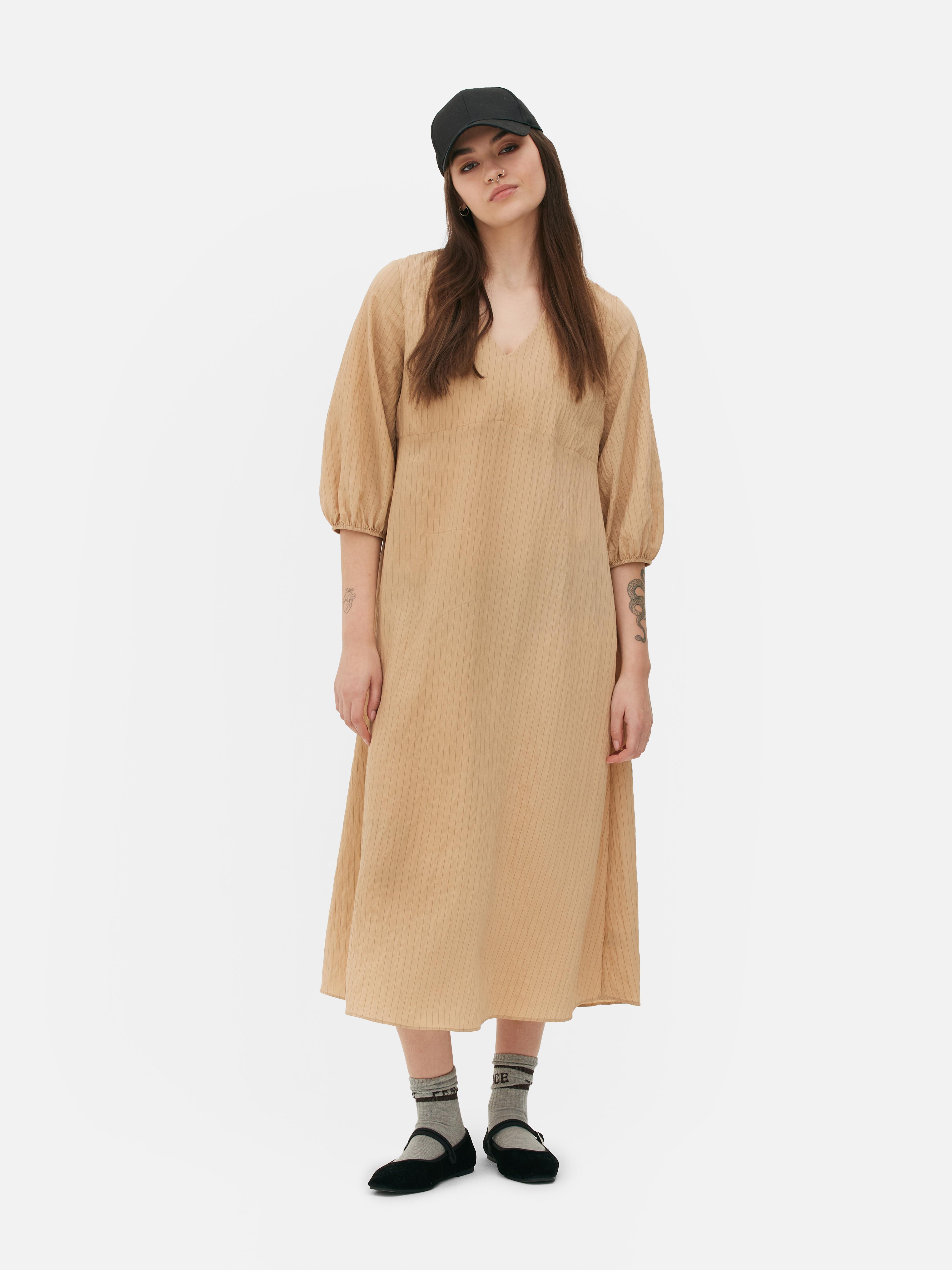 Robe mi-longue à smock et col en V