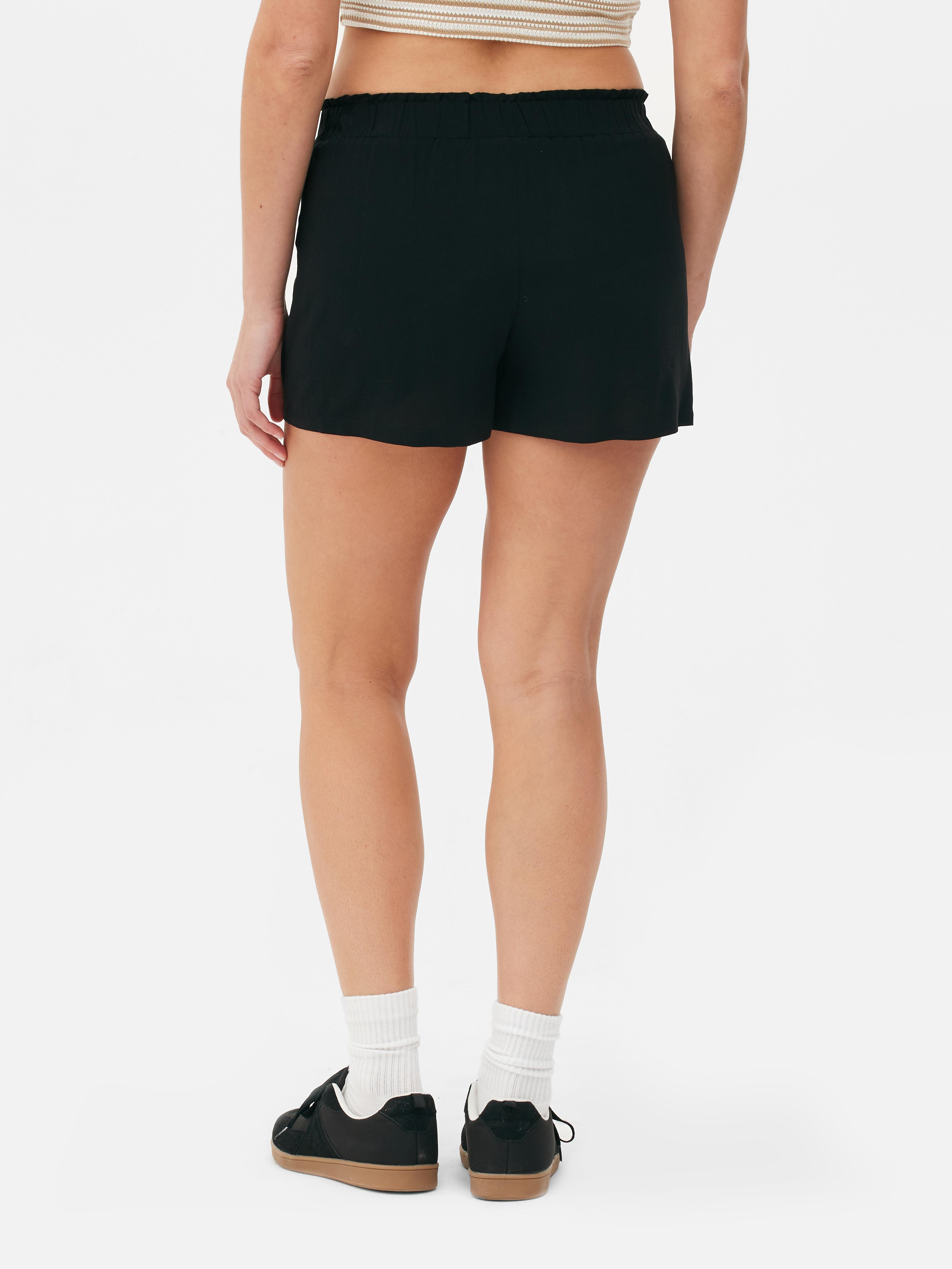 Shorts mit Bindegürtel in lässiger Passform