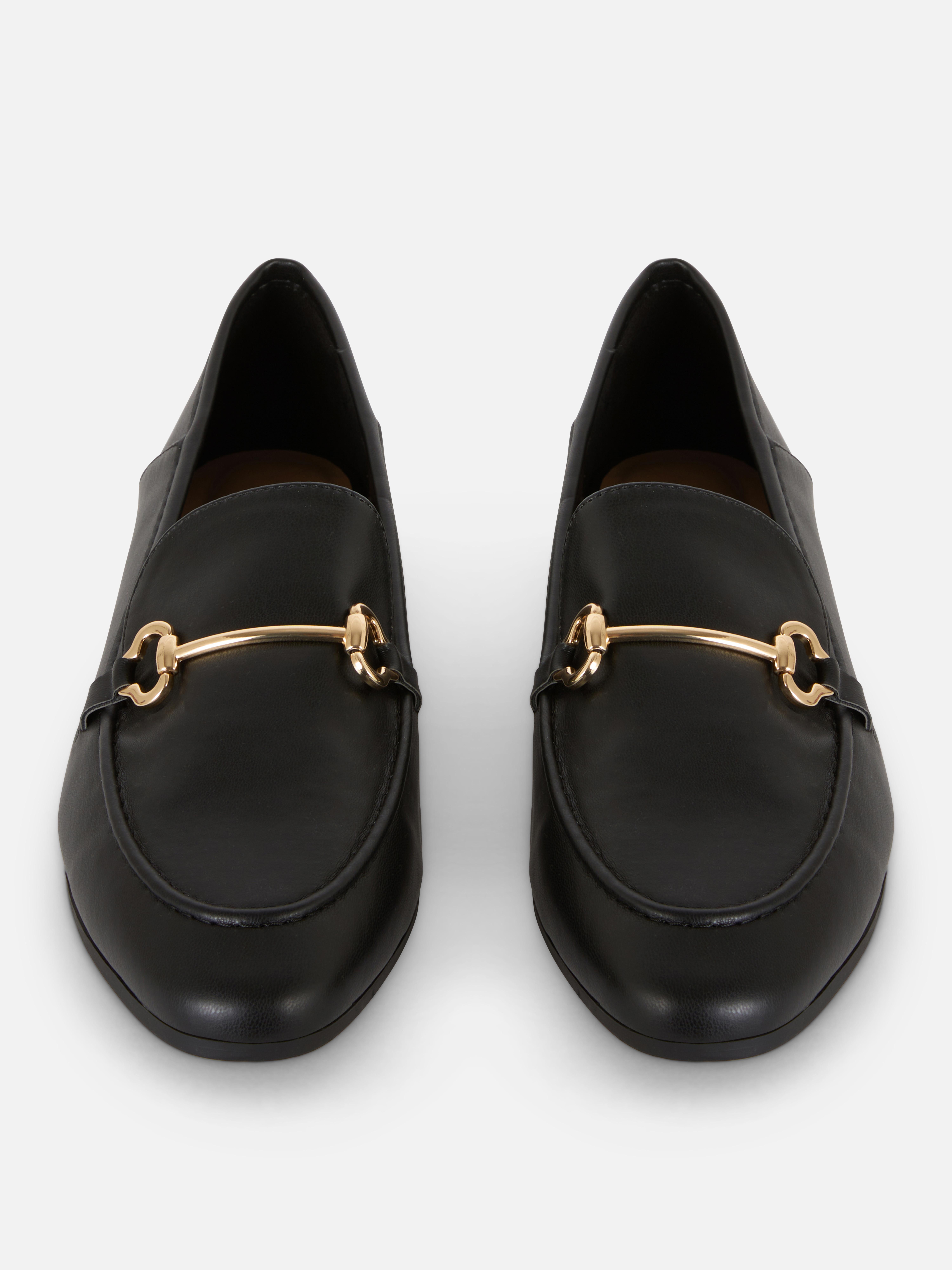 Mocasines de piel sintética con adorno metálico