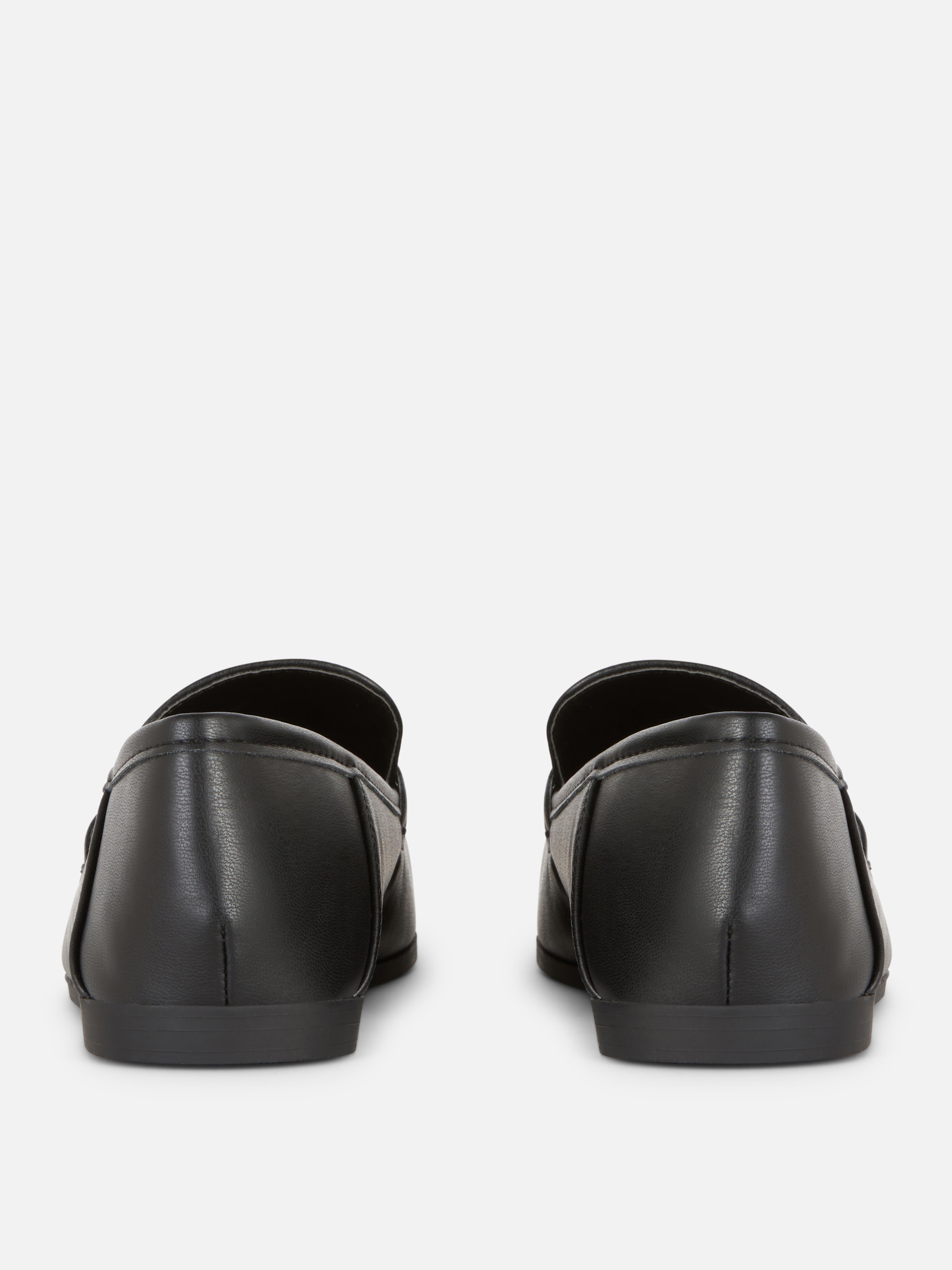 Mocasines de piel sintética con adorno metálico