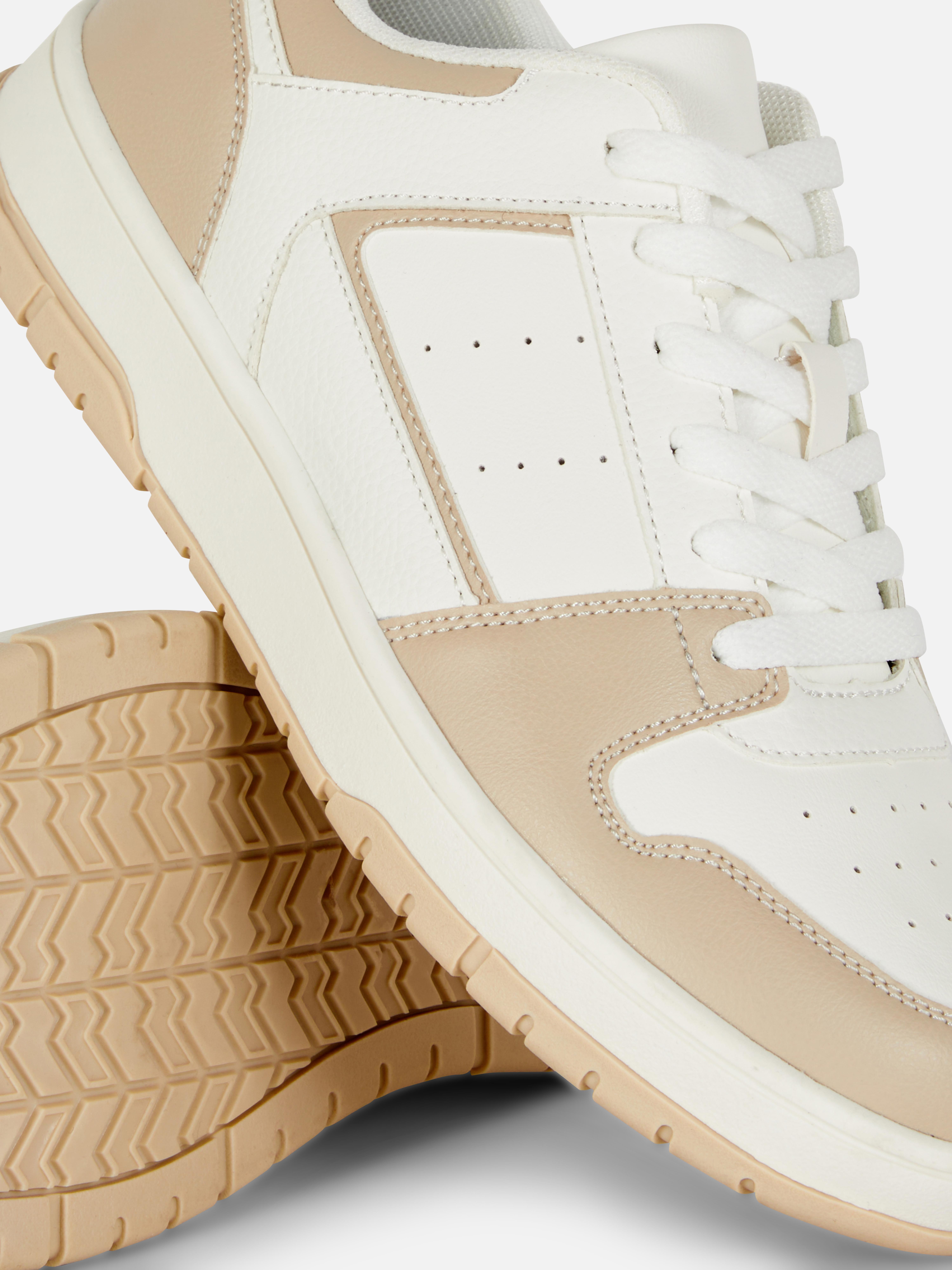 Nízké sportovní tenisky s panely