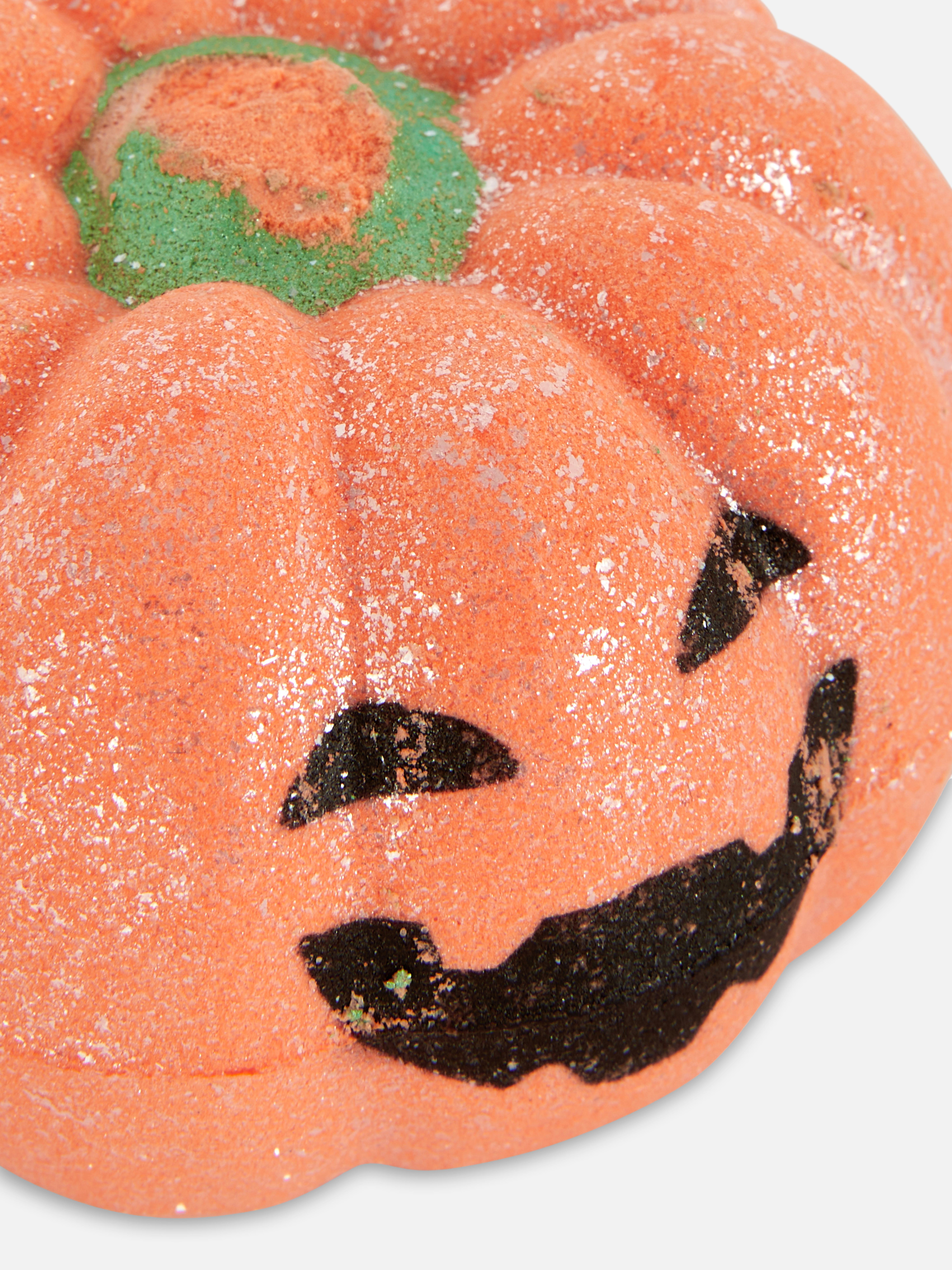 Badebombe in Halloween-Kürbisform
