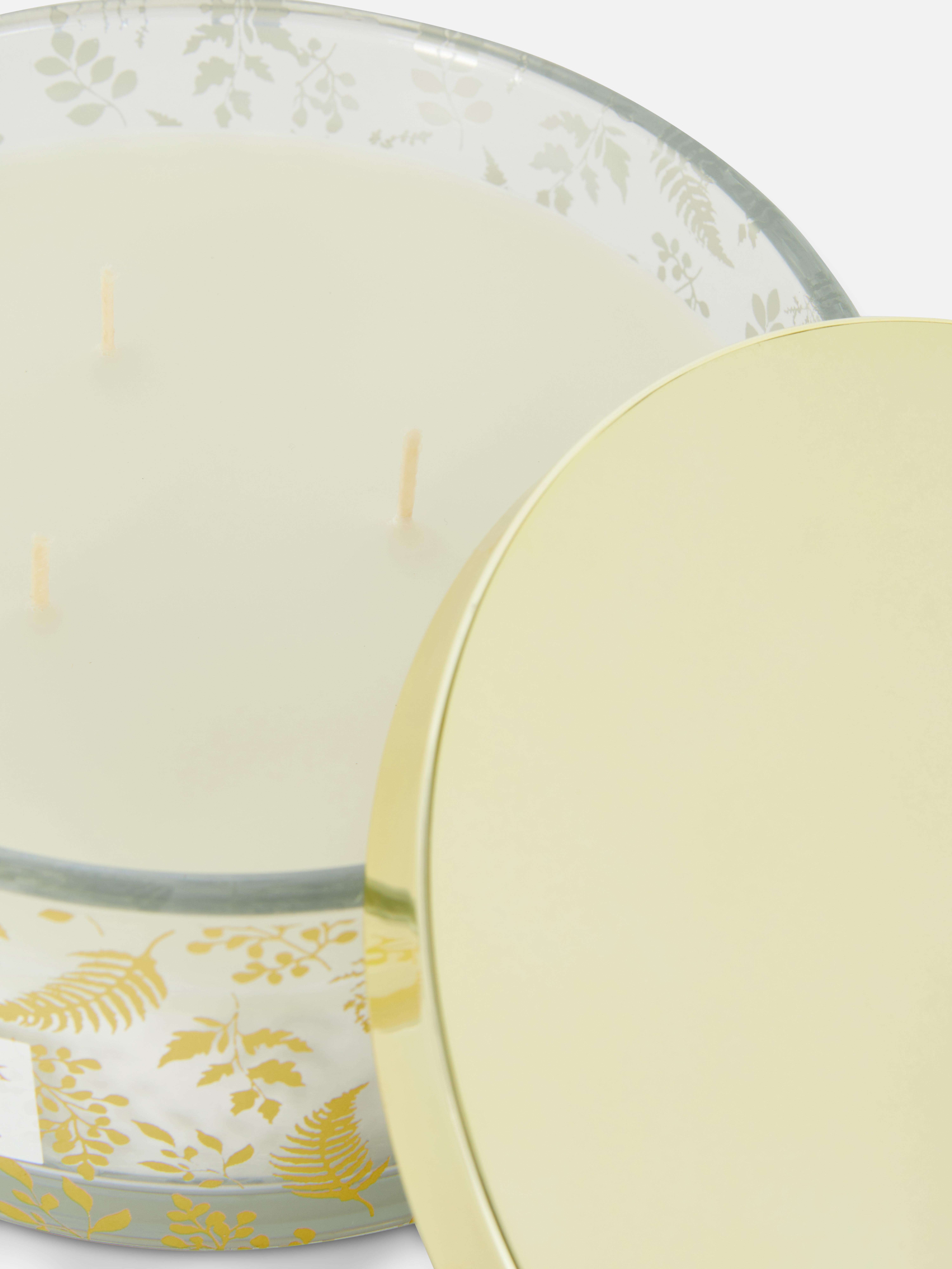 Bougie parfumée à trois mèches dans un pot automnal