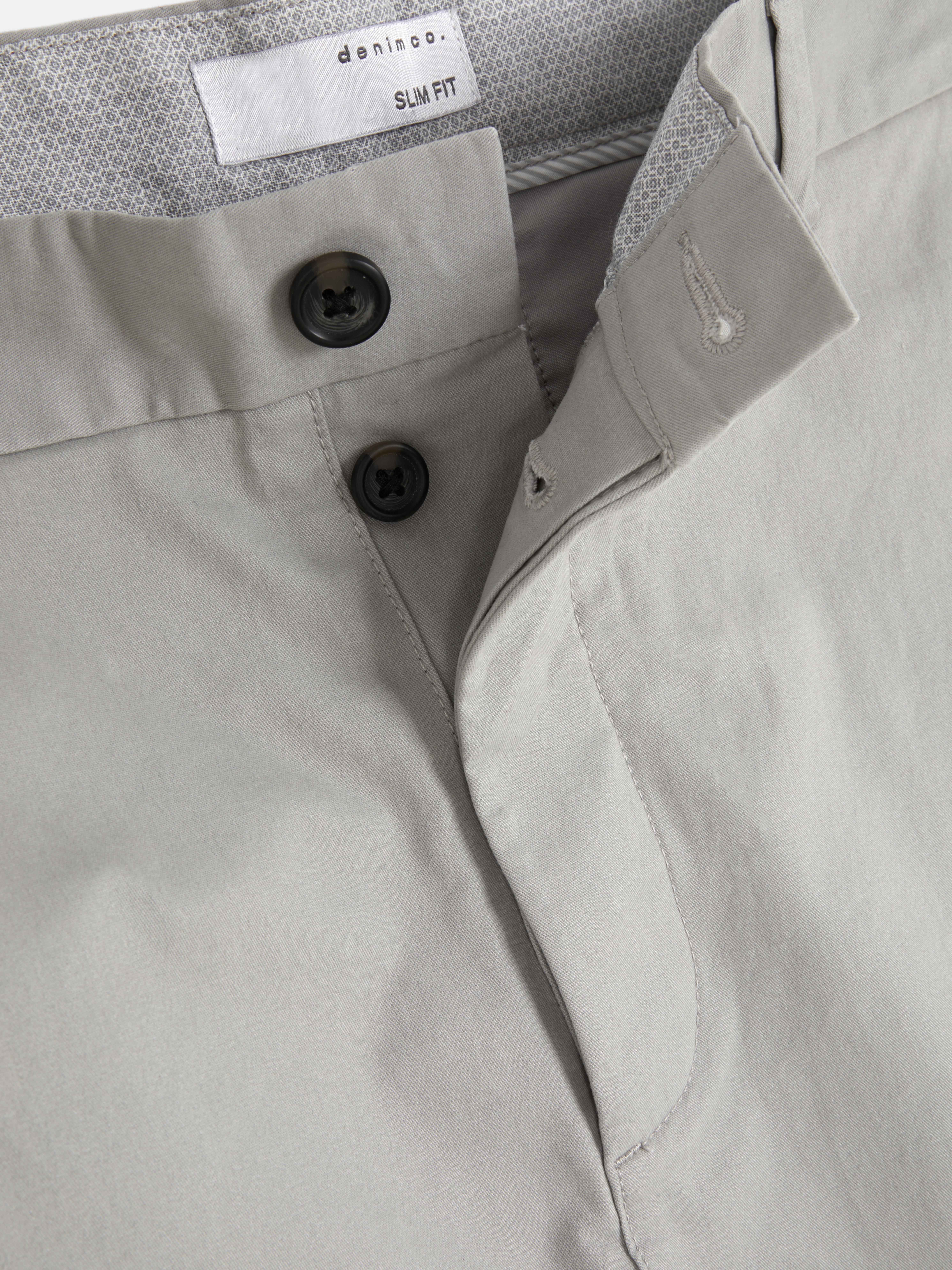 Pantalones chinos elásticos de corte entallado