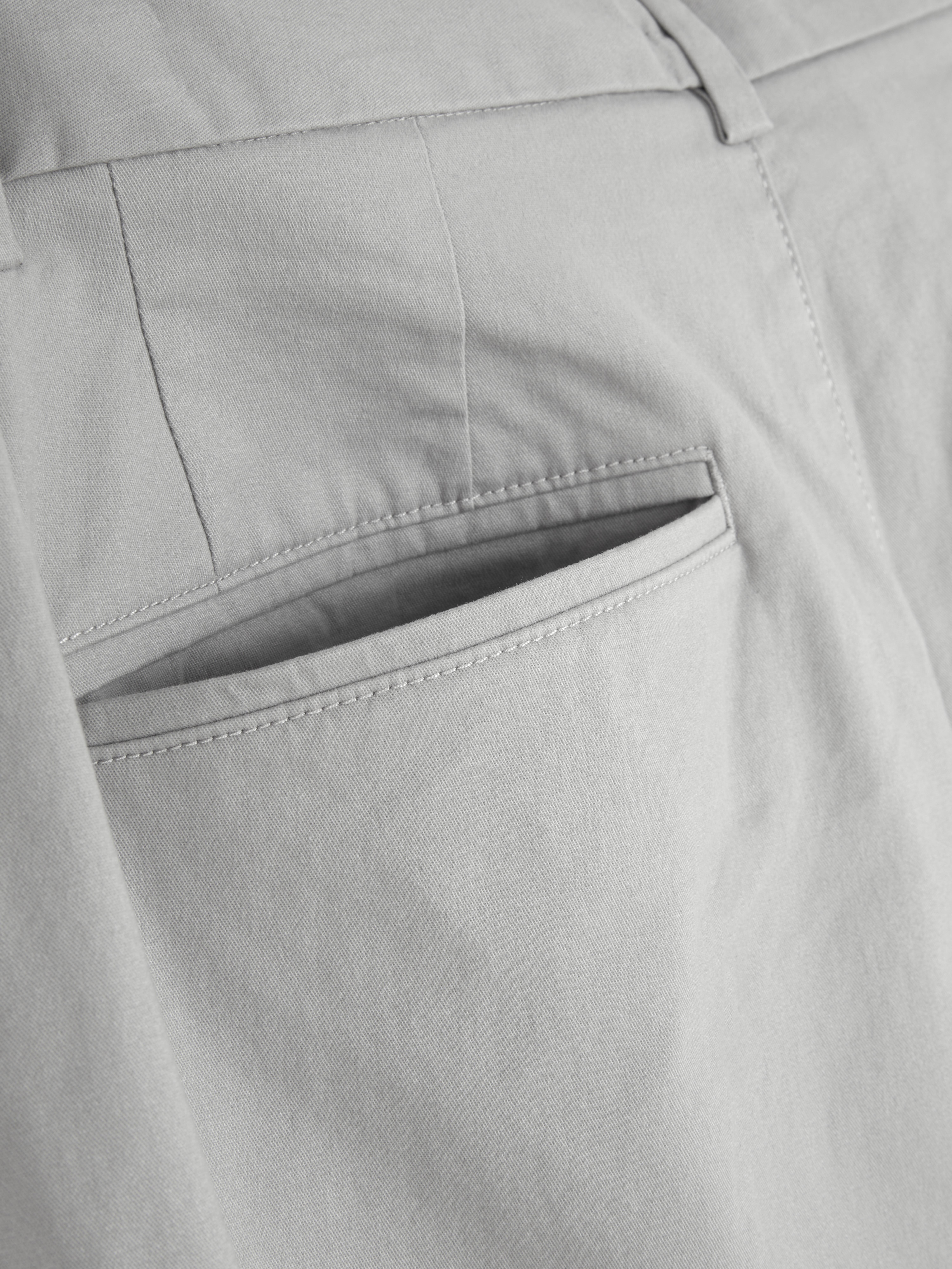 Pantalones chinos elásticos de corte entallado