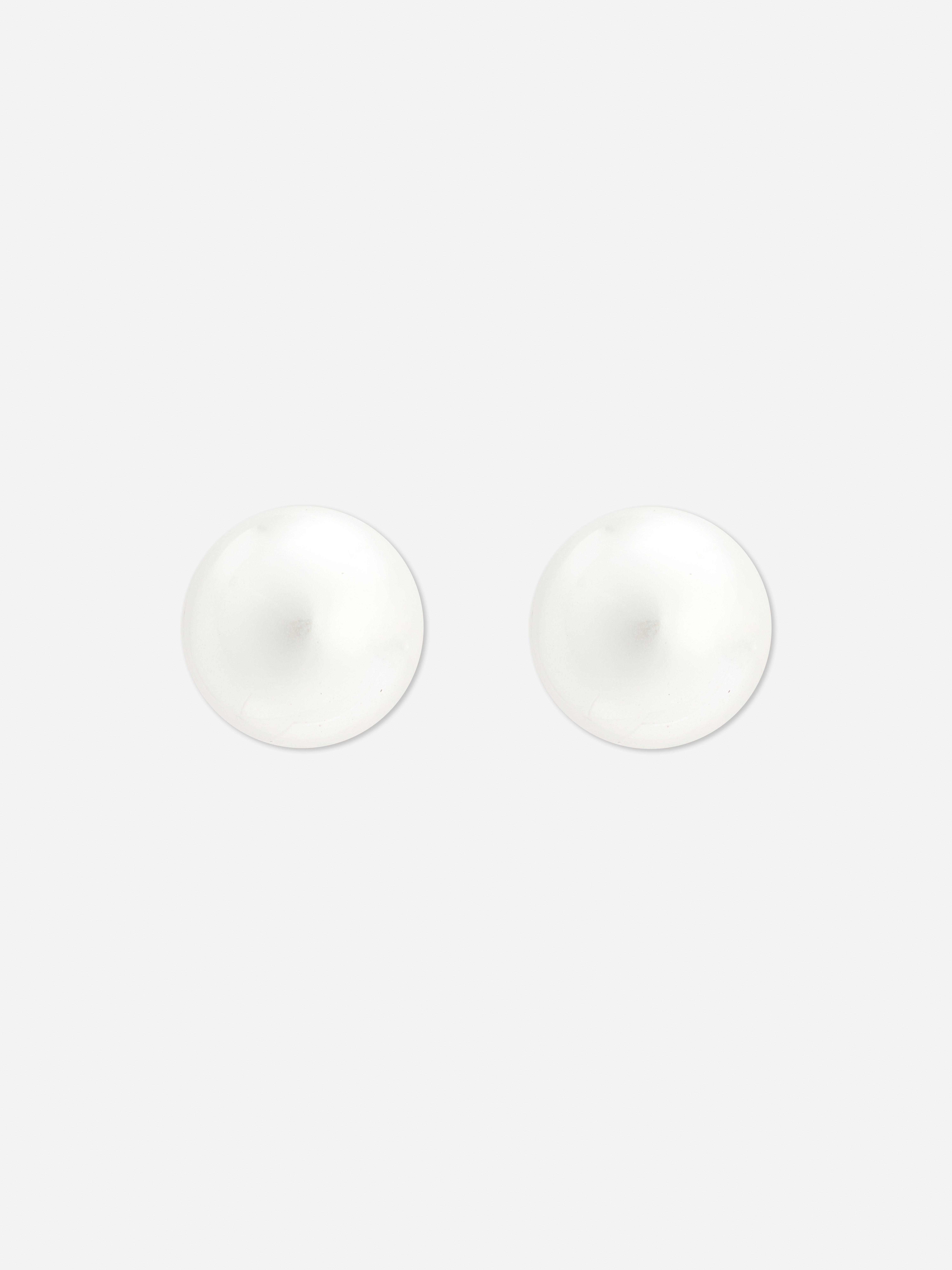 Orecchini a bottone con perle finte