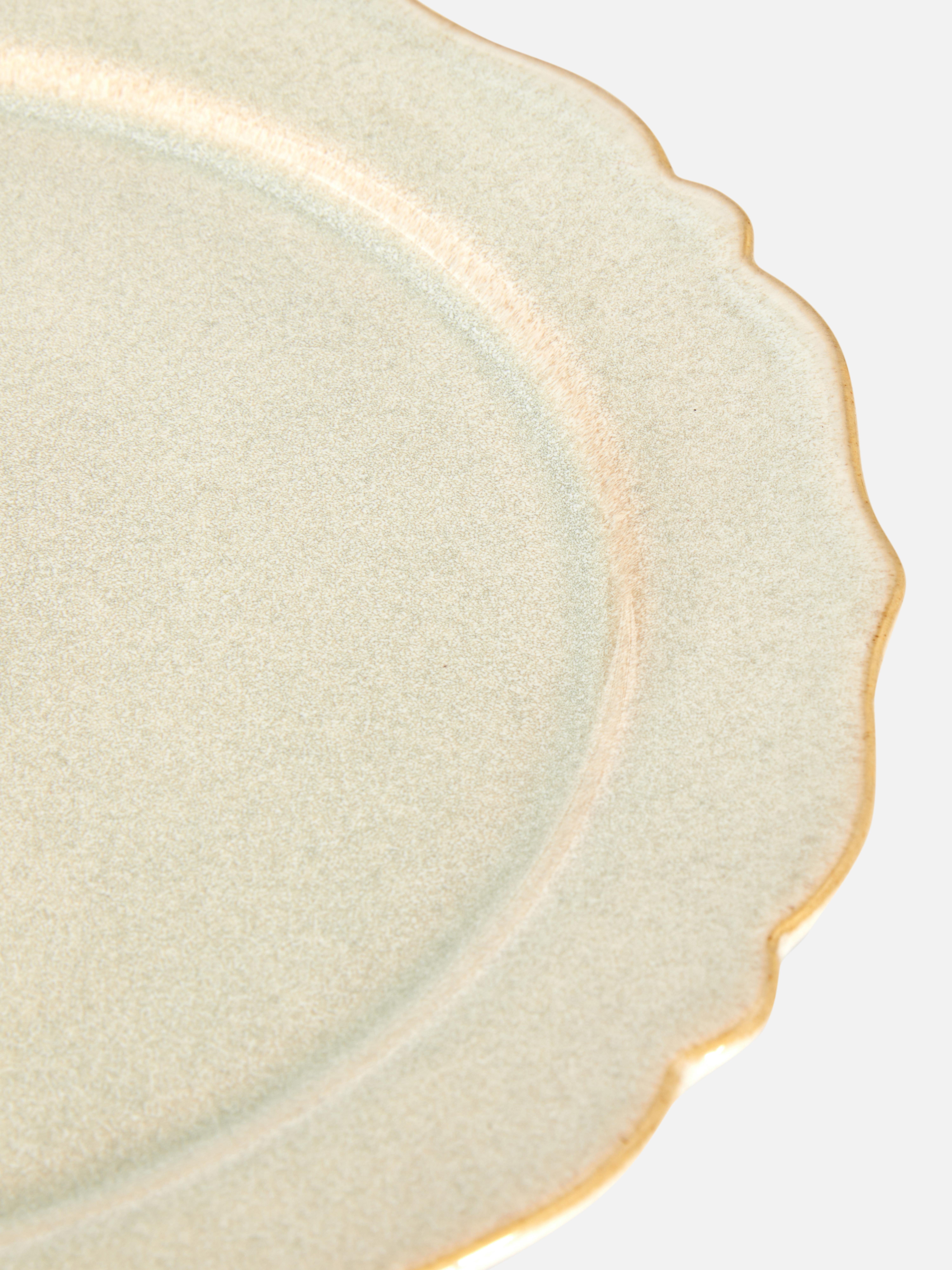 Assiette festonnée et émaillée