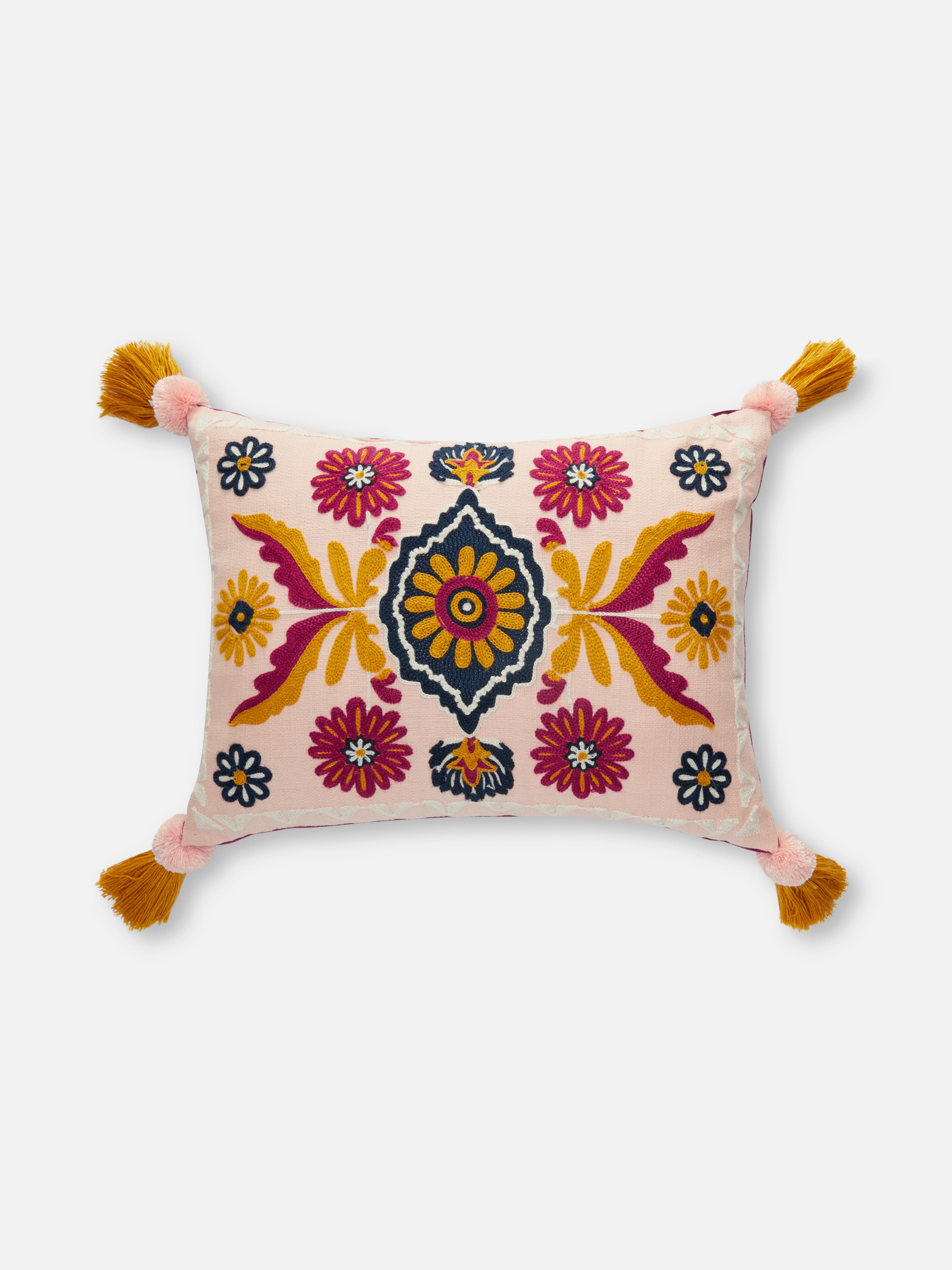 Langwerpig boho kussen met kwastjes