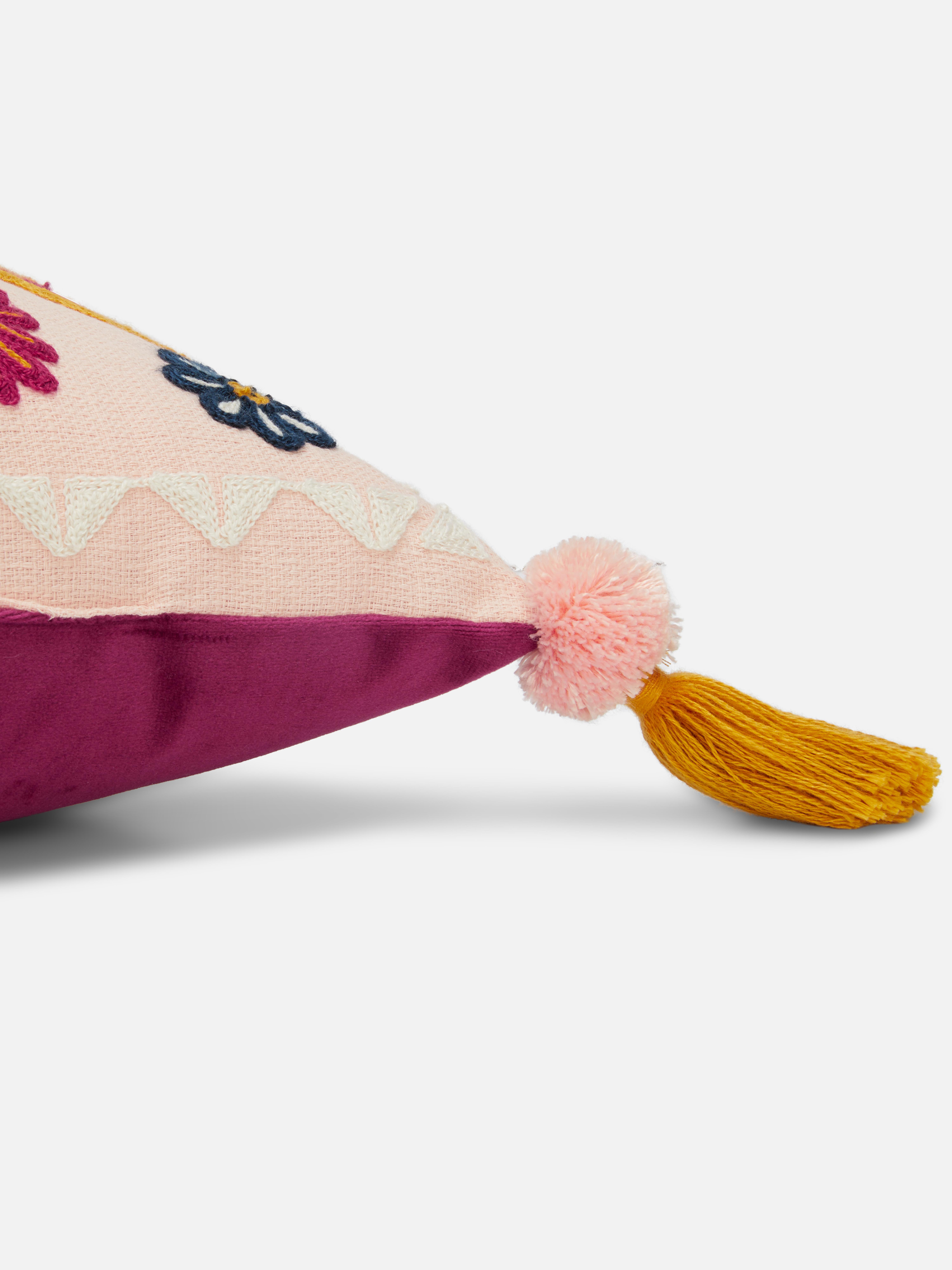 Langwerpig boho kussen met kwastjes