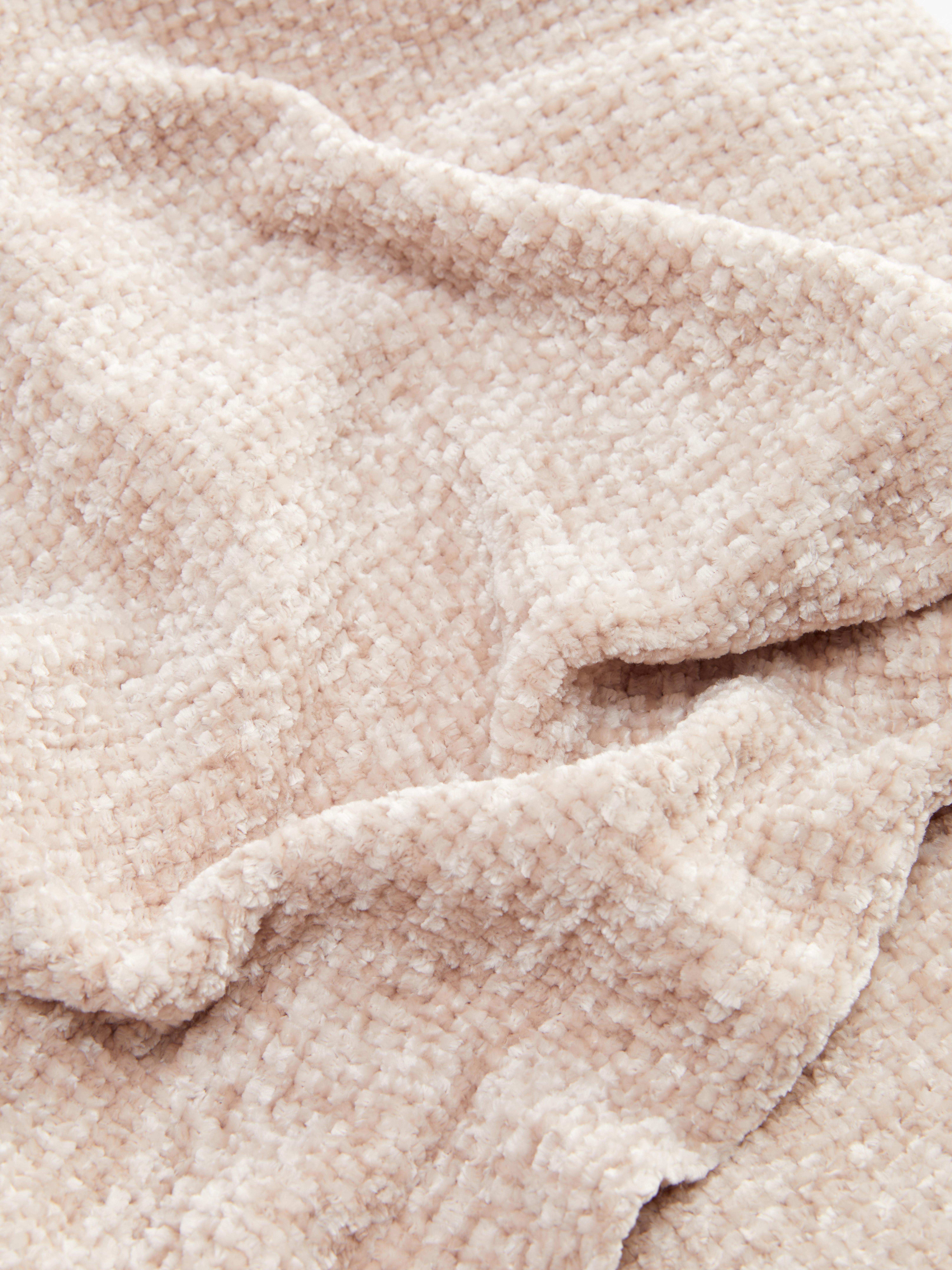 Kleiner Überwurf mit Chenille-Struktur und Quasten