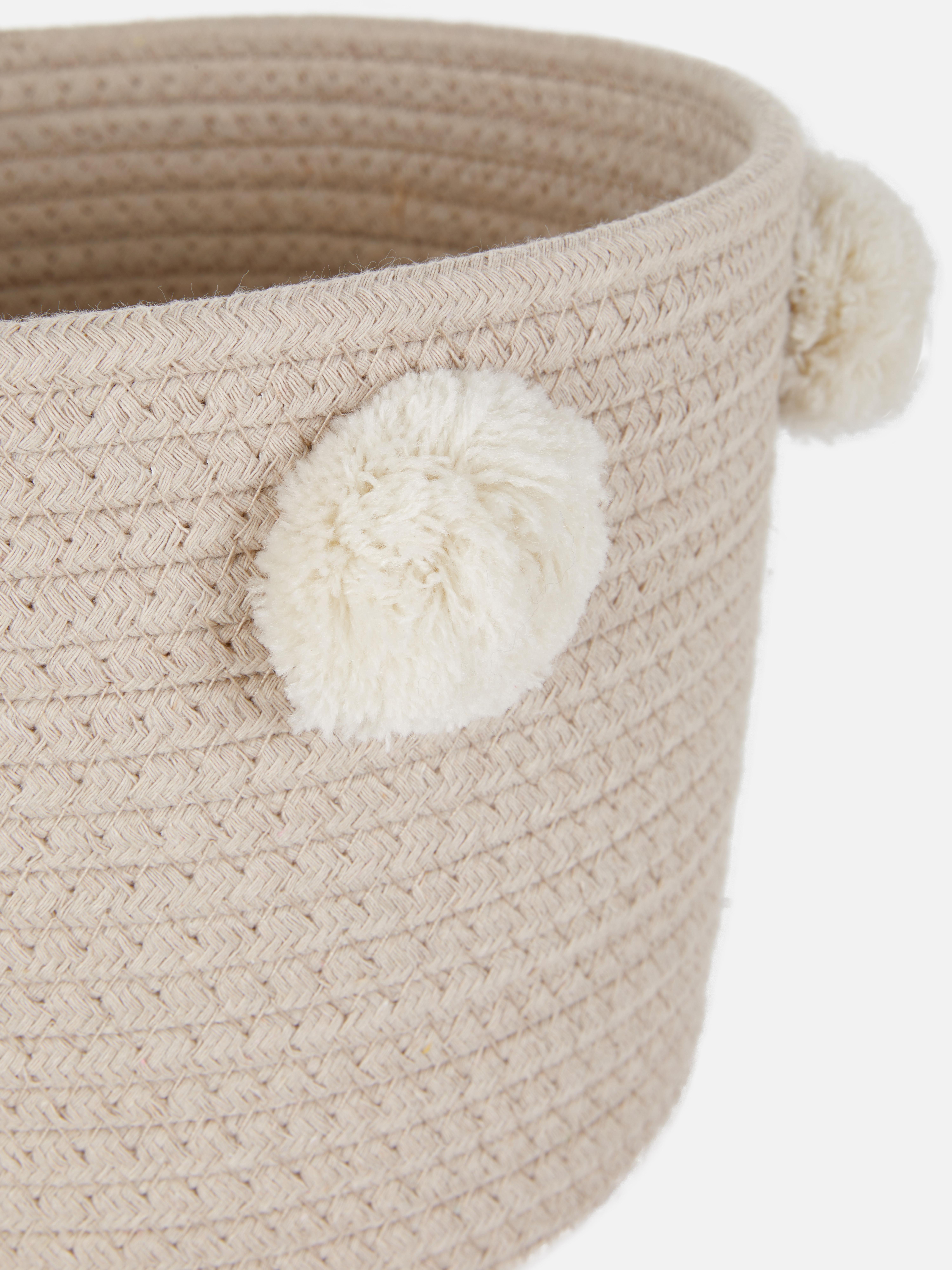 Cesta con pompones