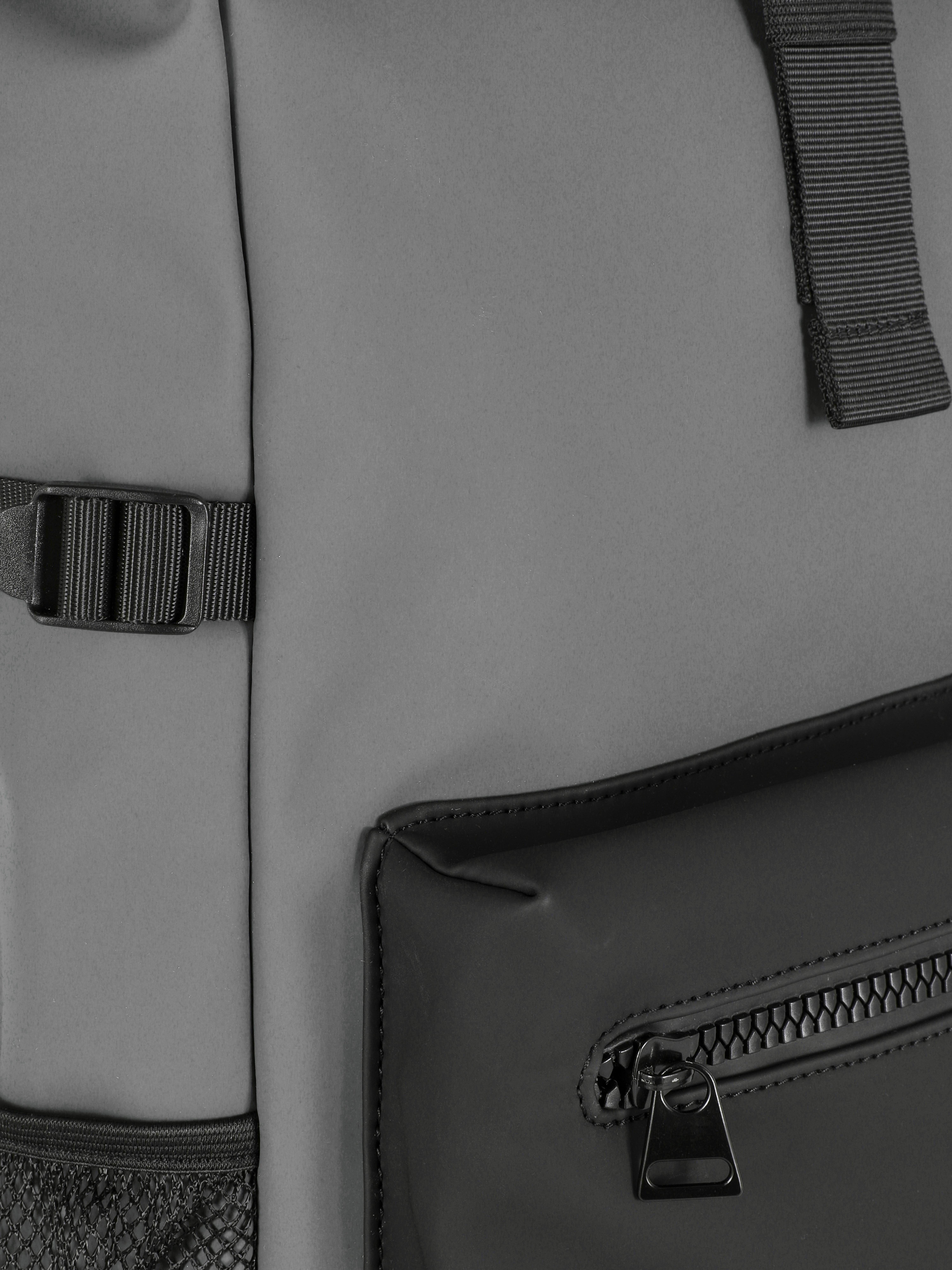 Rucksack mit eingerollter Öffnung