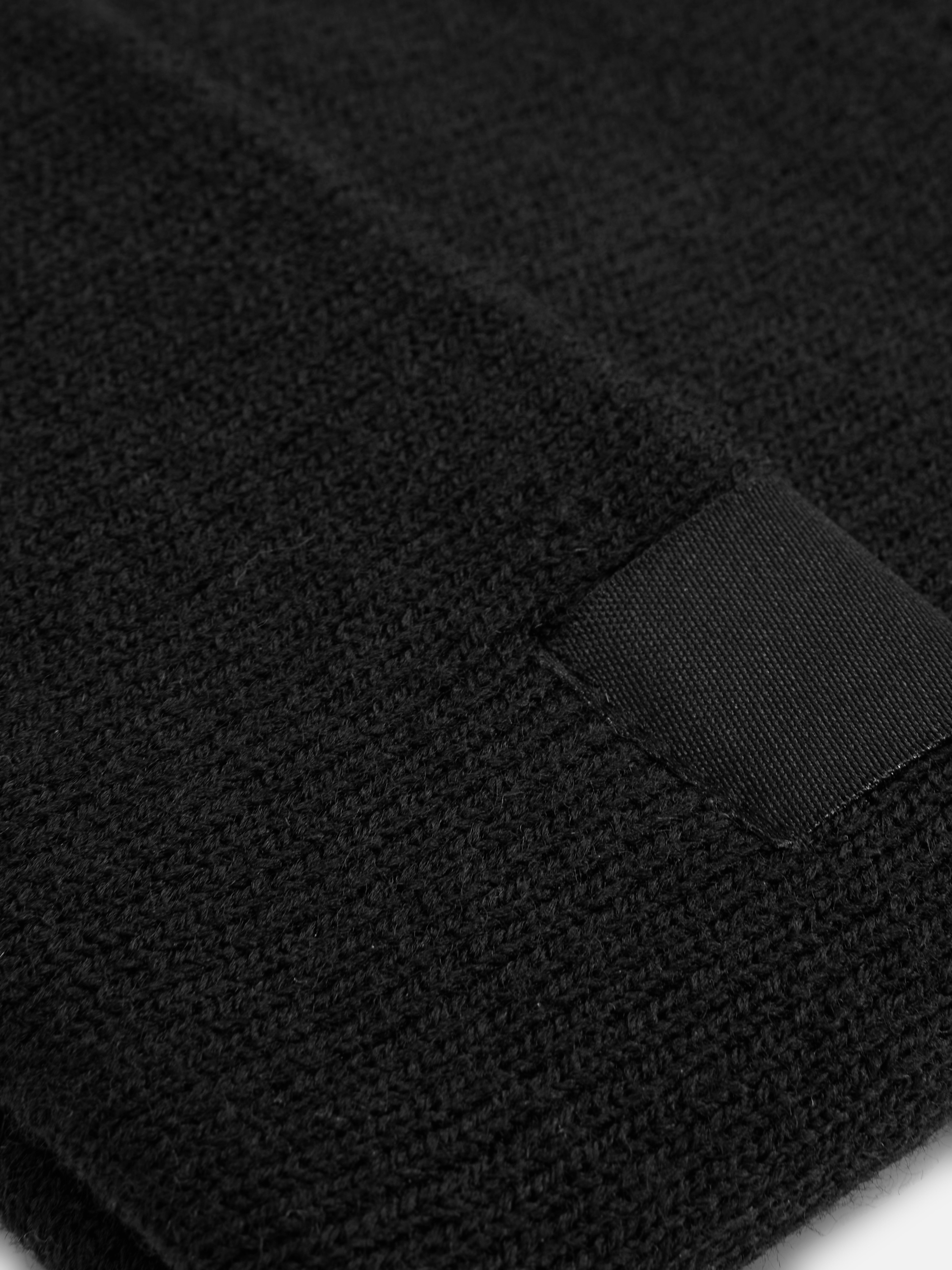Finomkötésű, felhajtott szélű beanie sapka