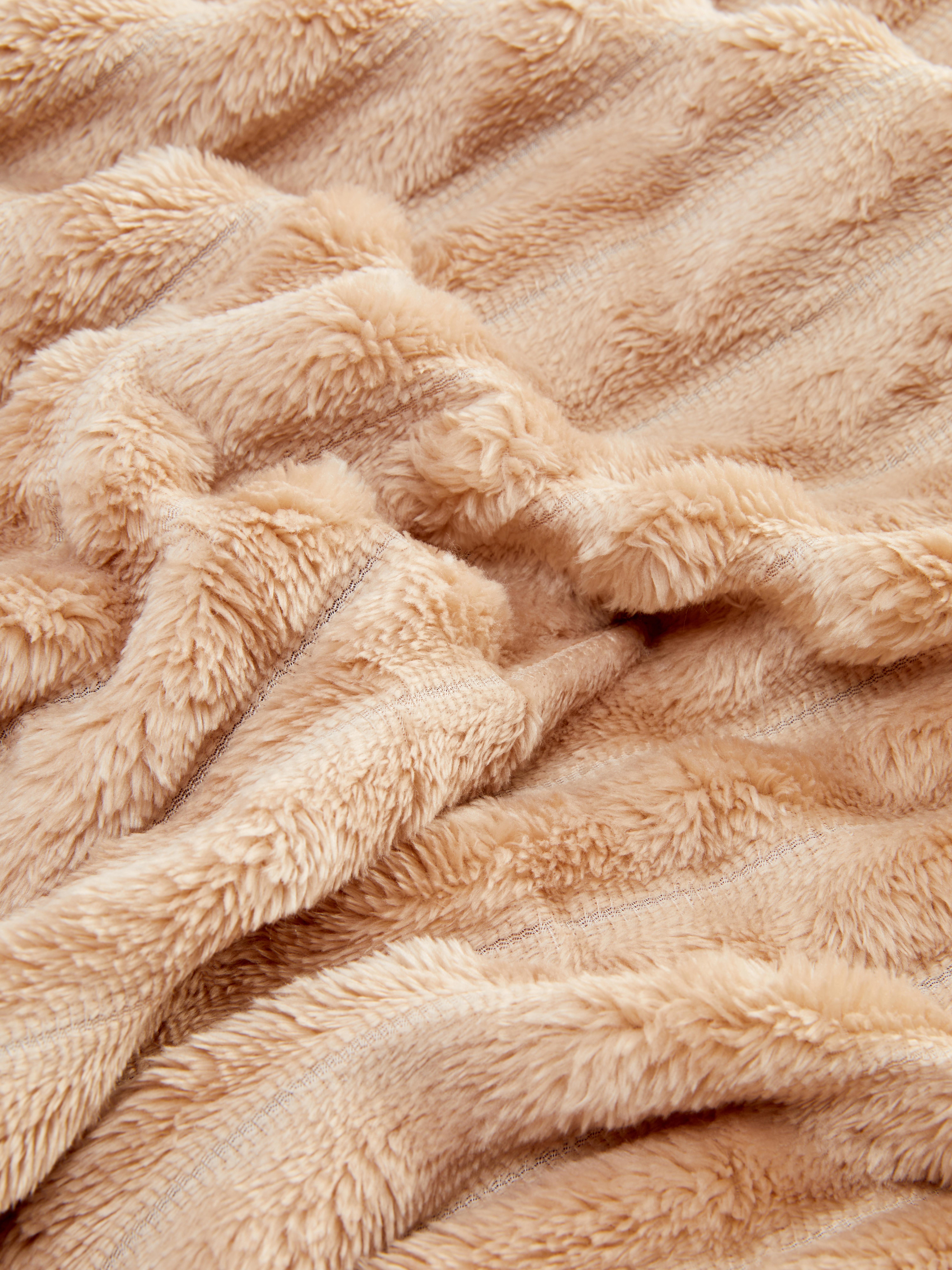 Super Soft Ribbed Plush Throw