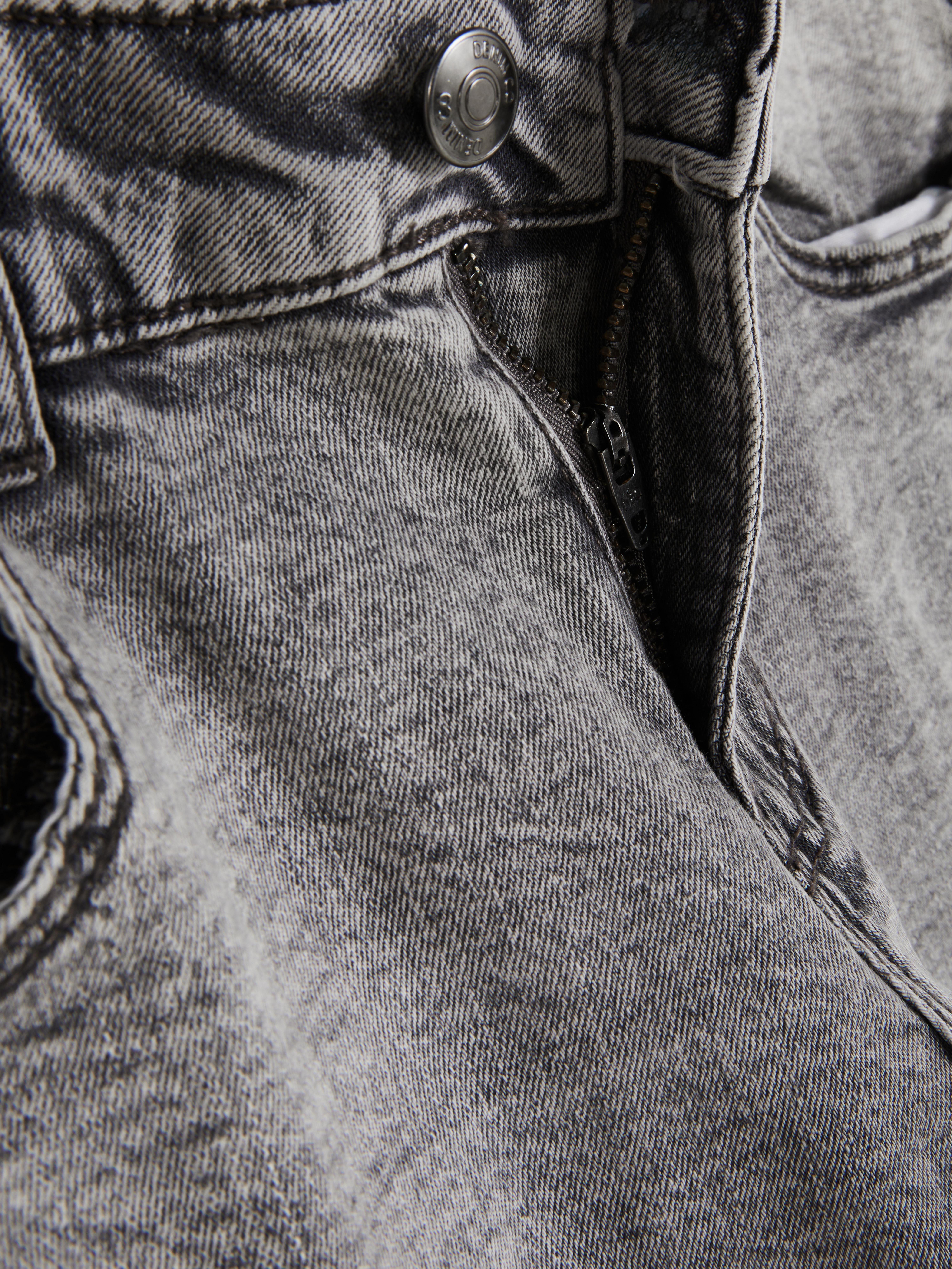 Denim-Jeans mit schmalem Bein