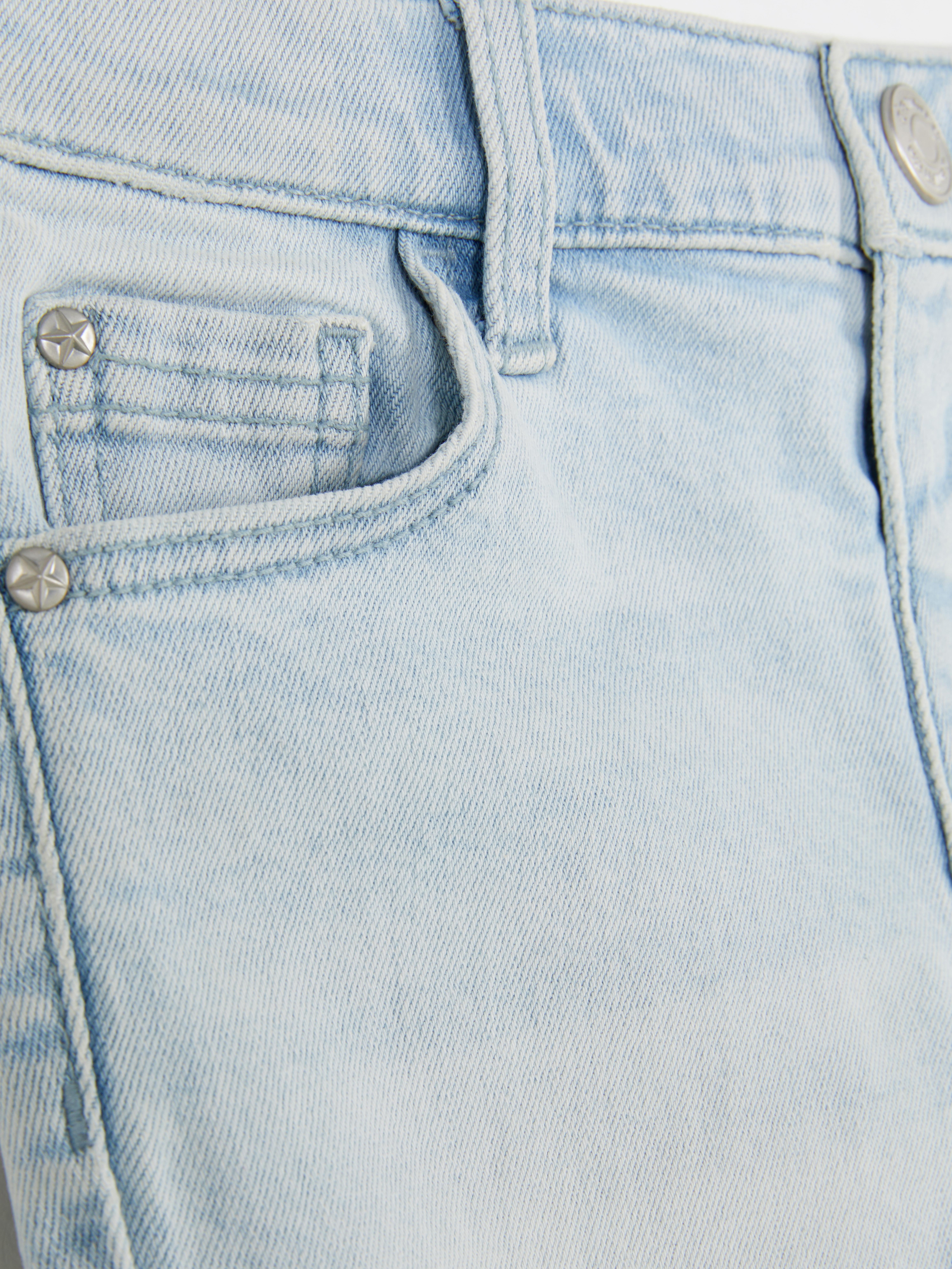 Jeansshorts mit ausgefranstem Saum