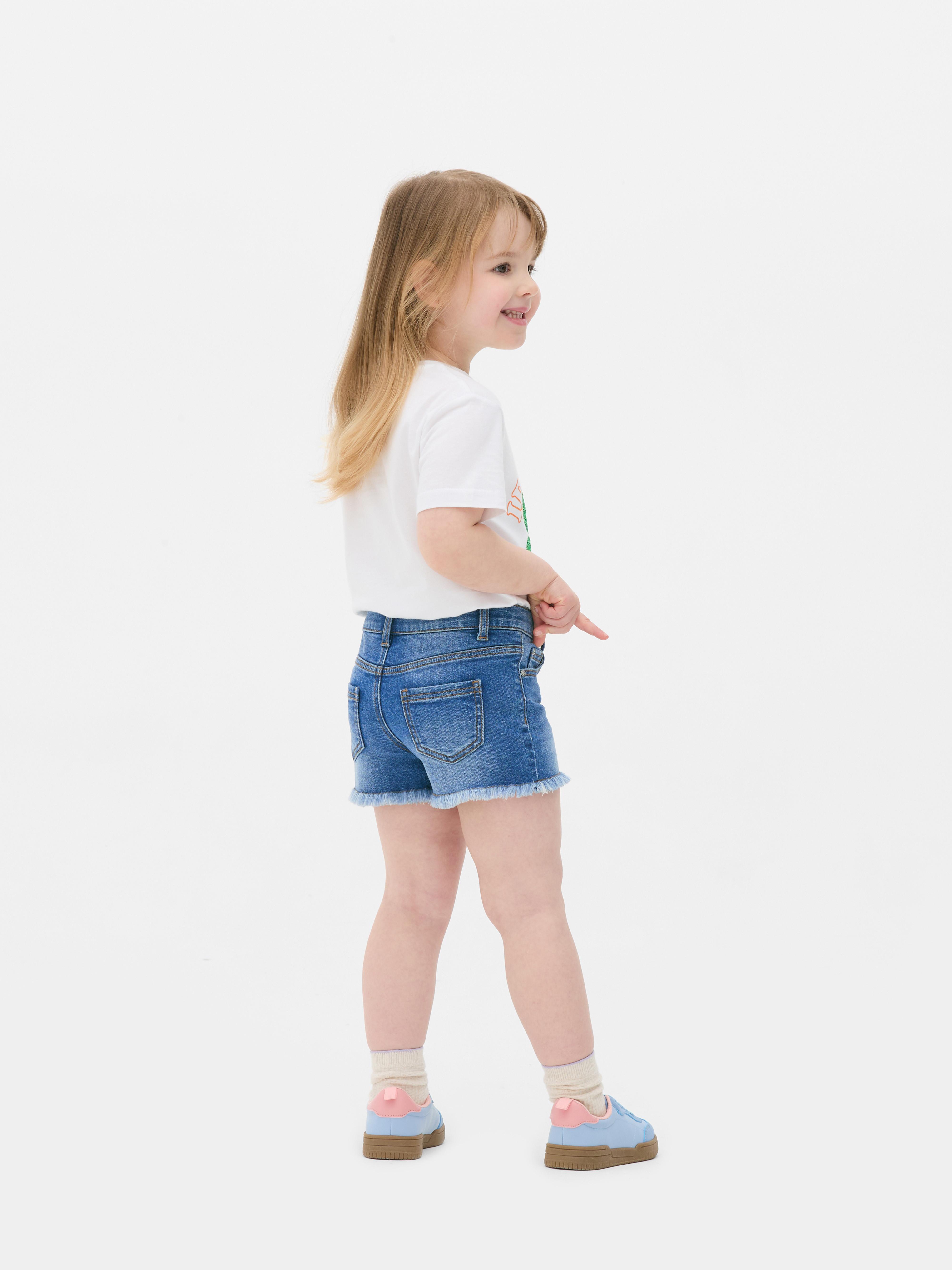 Jeansshorts mit ausgefranstem Saum