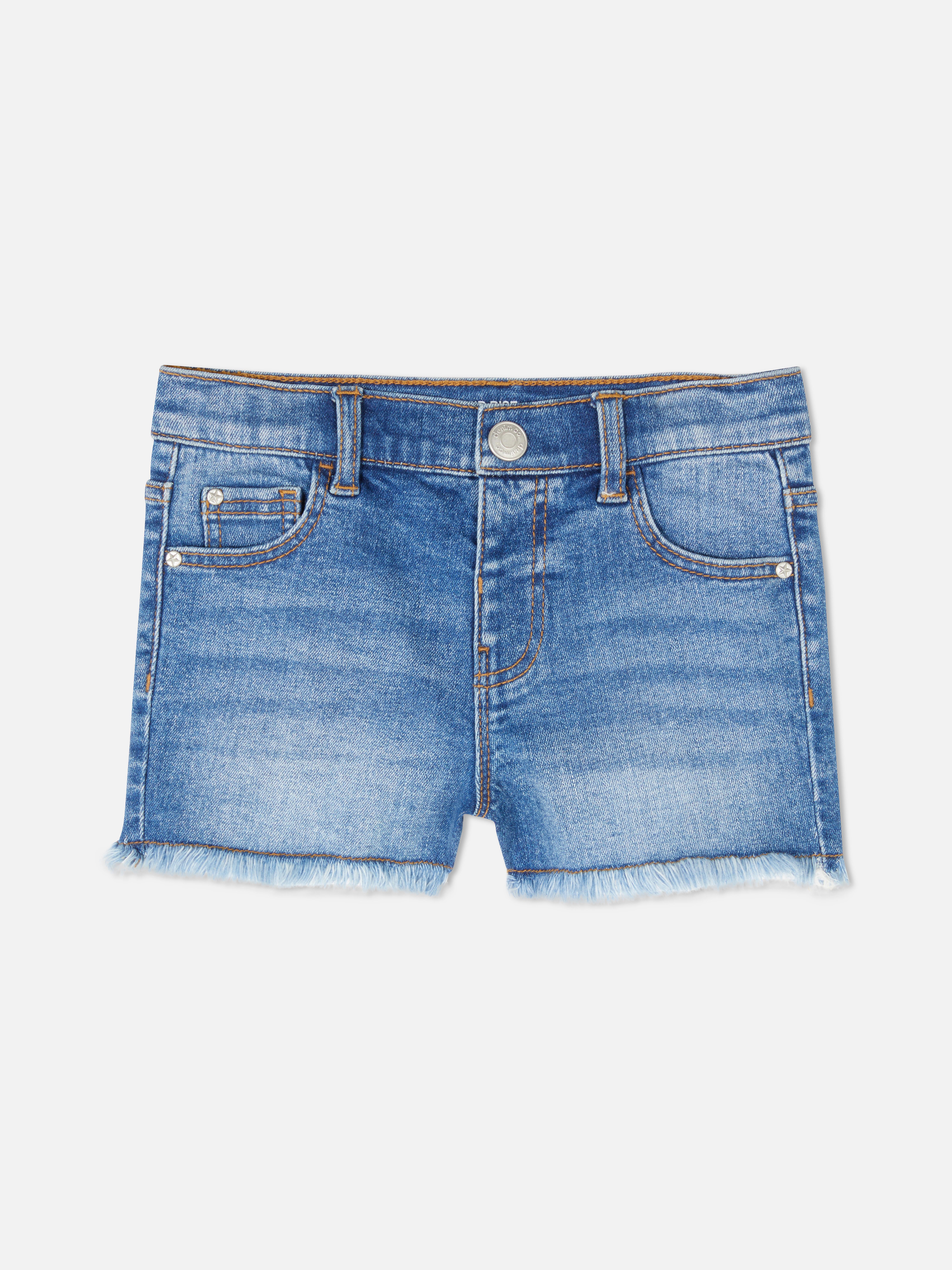Jeansshorts mit ausgefranstem Saum