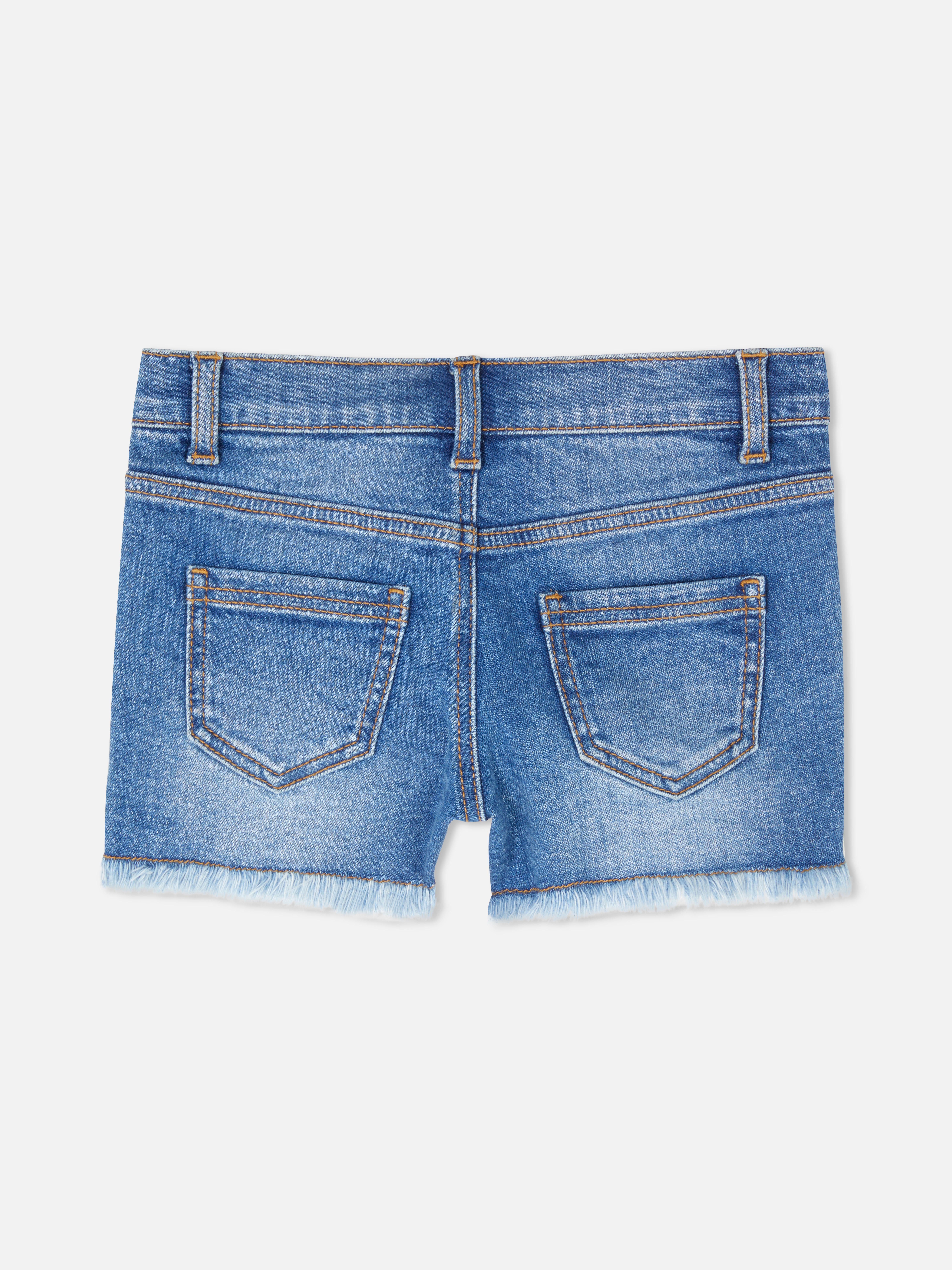 Jeansshorts mit ausgefranstem Saum
