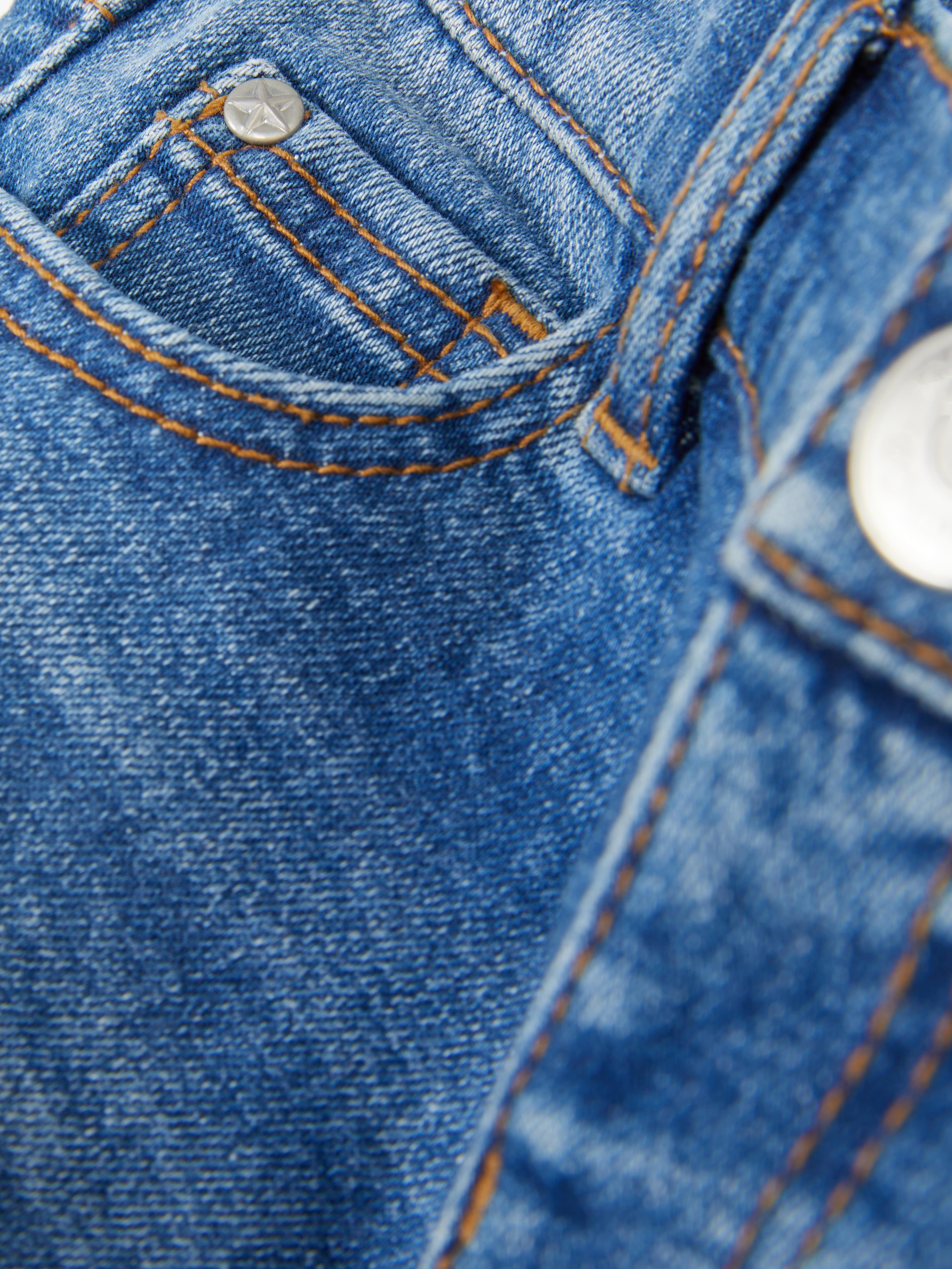 Jeansshorts mit ausgefranstem Saum