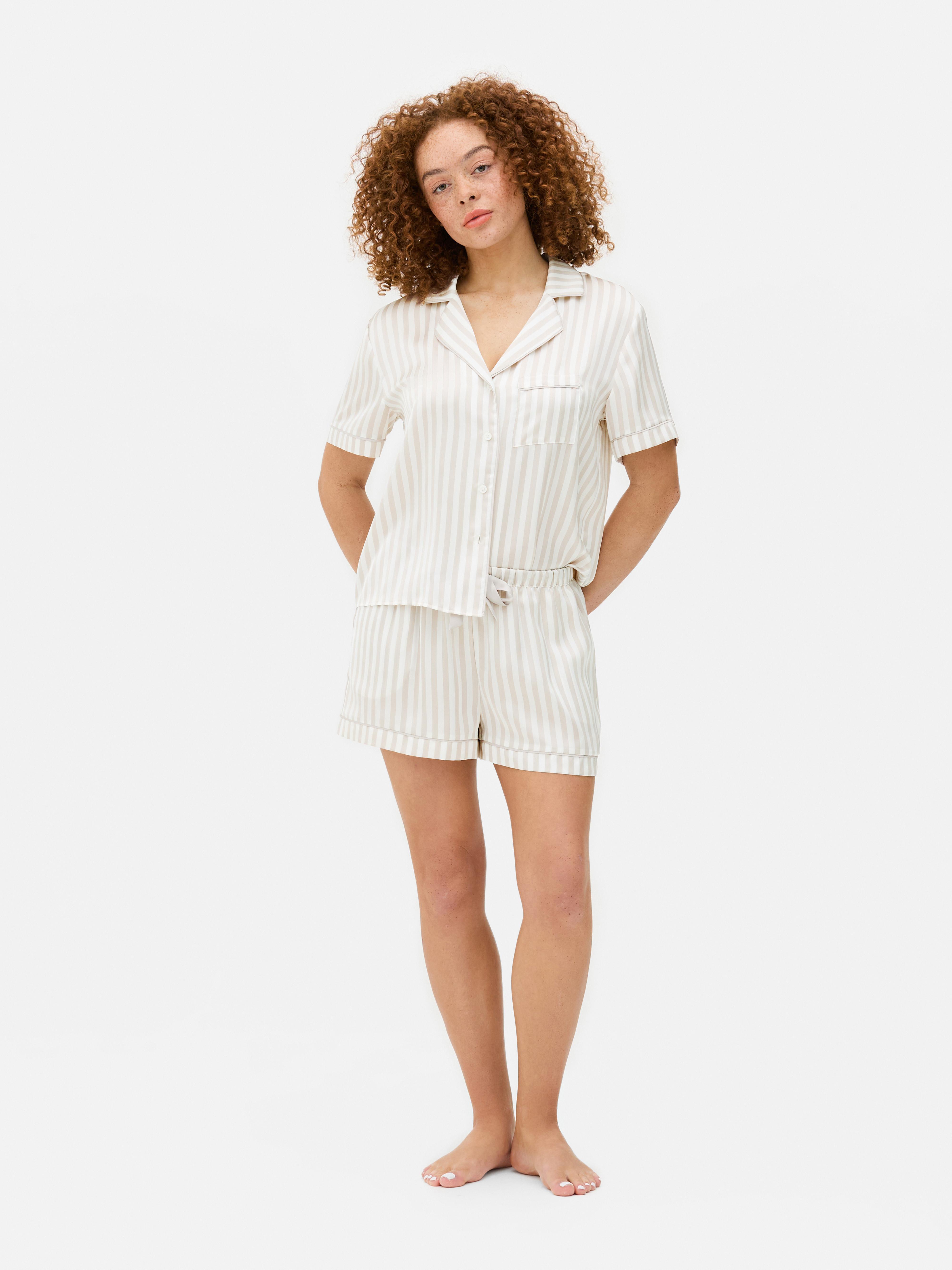 Satijnen pyjama met overhemd en short