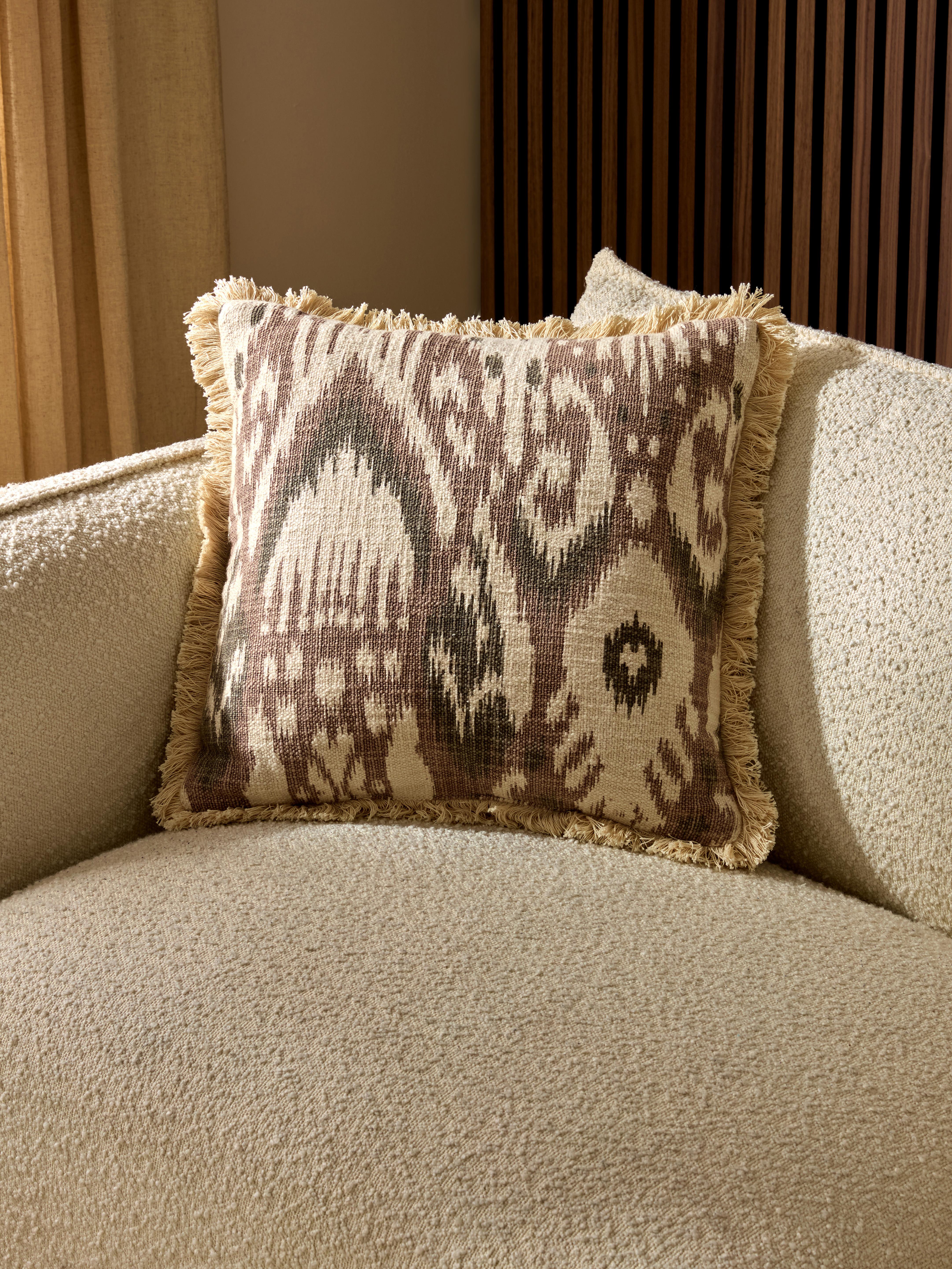 Cuscino con frange e stampa ikat