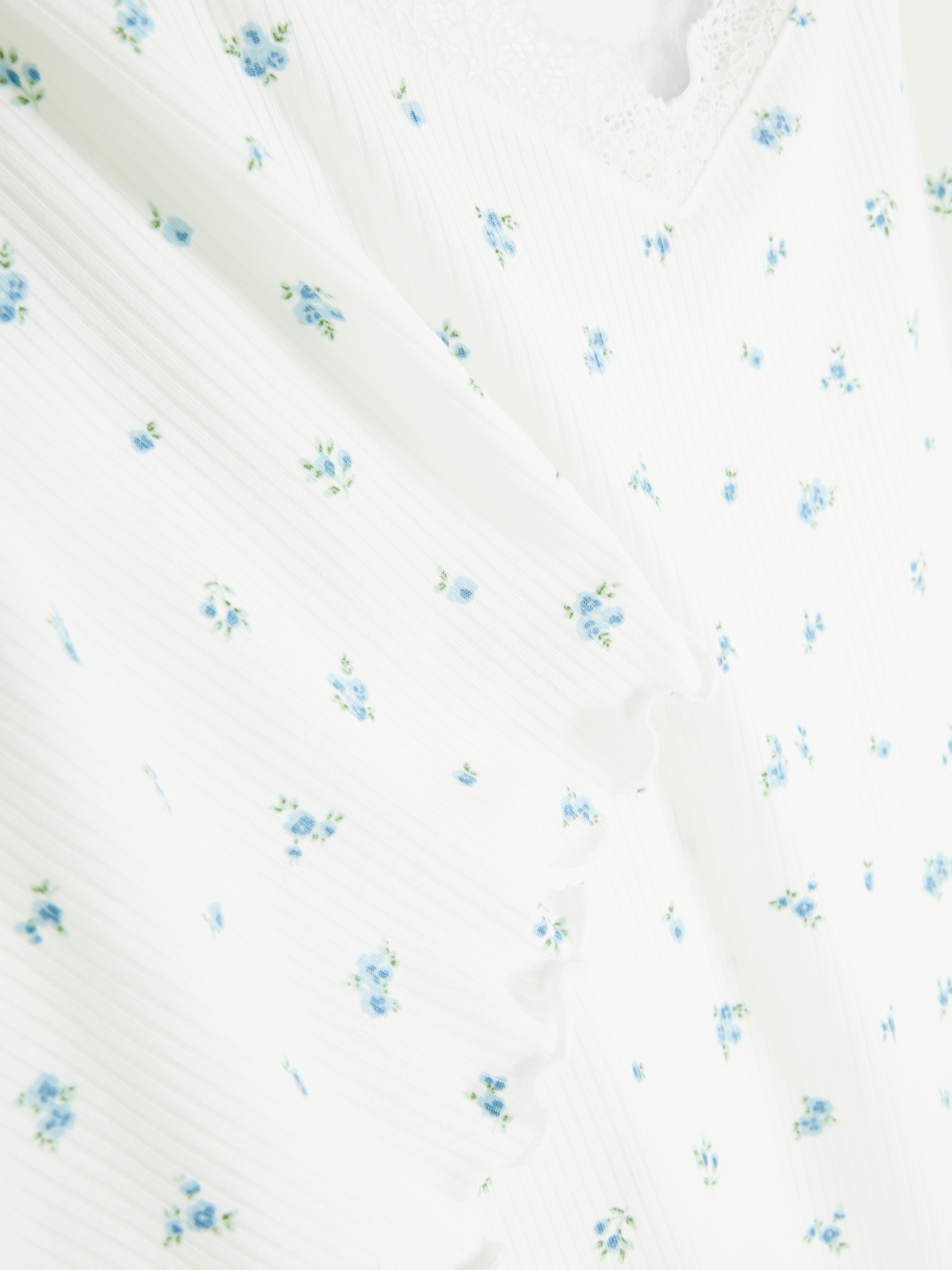 Pyjama court avec finitions en dentelle