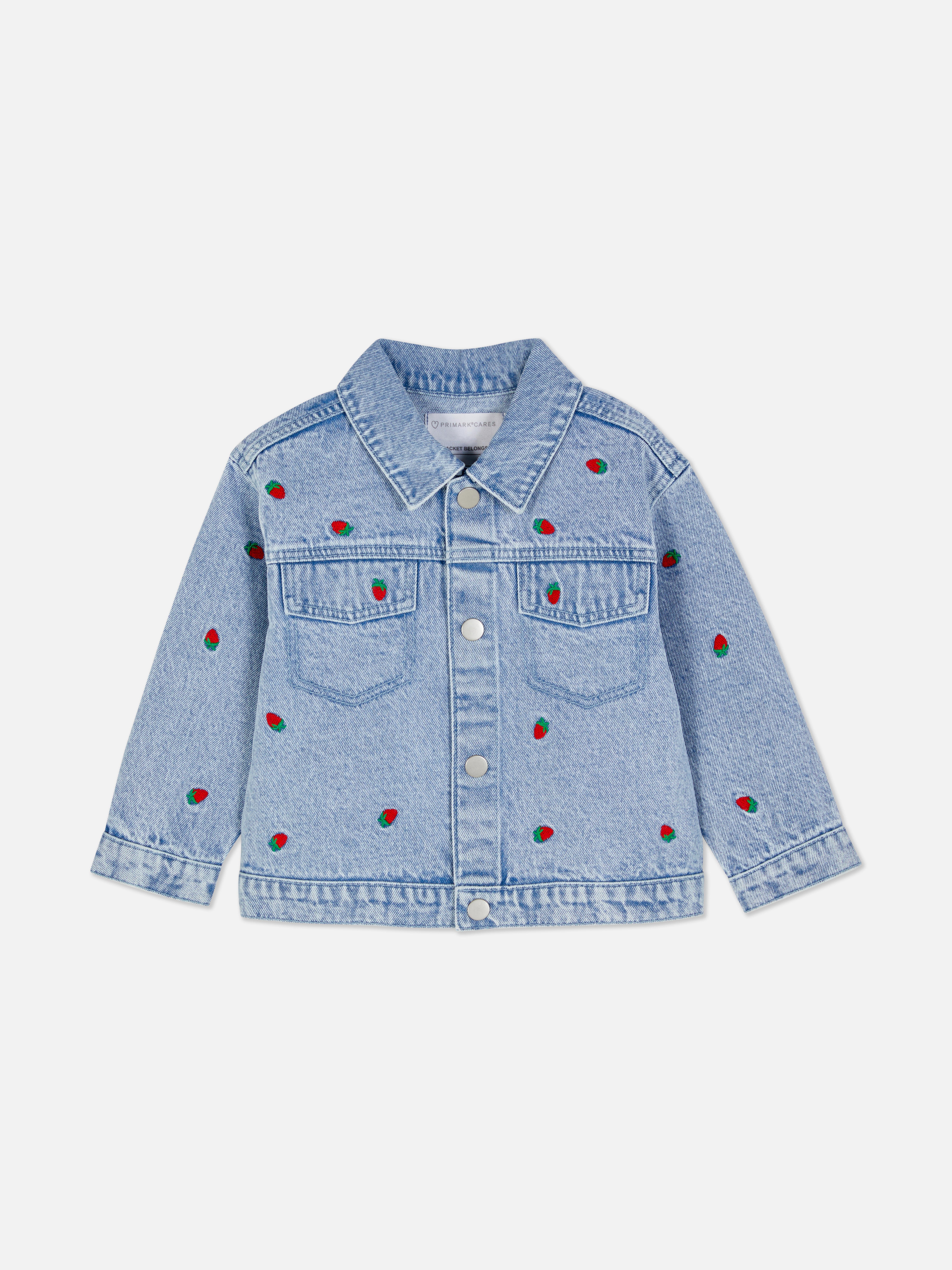 Chaqueta vaquera con fresas bordadas