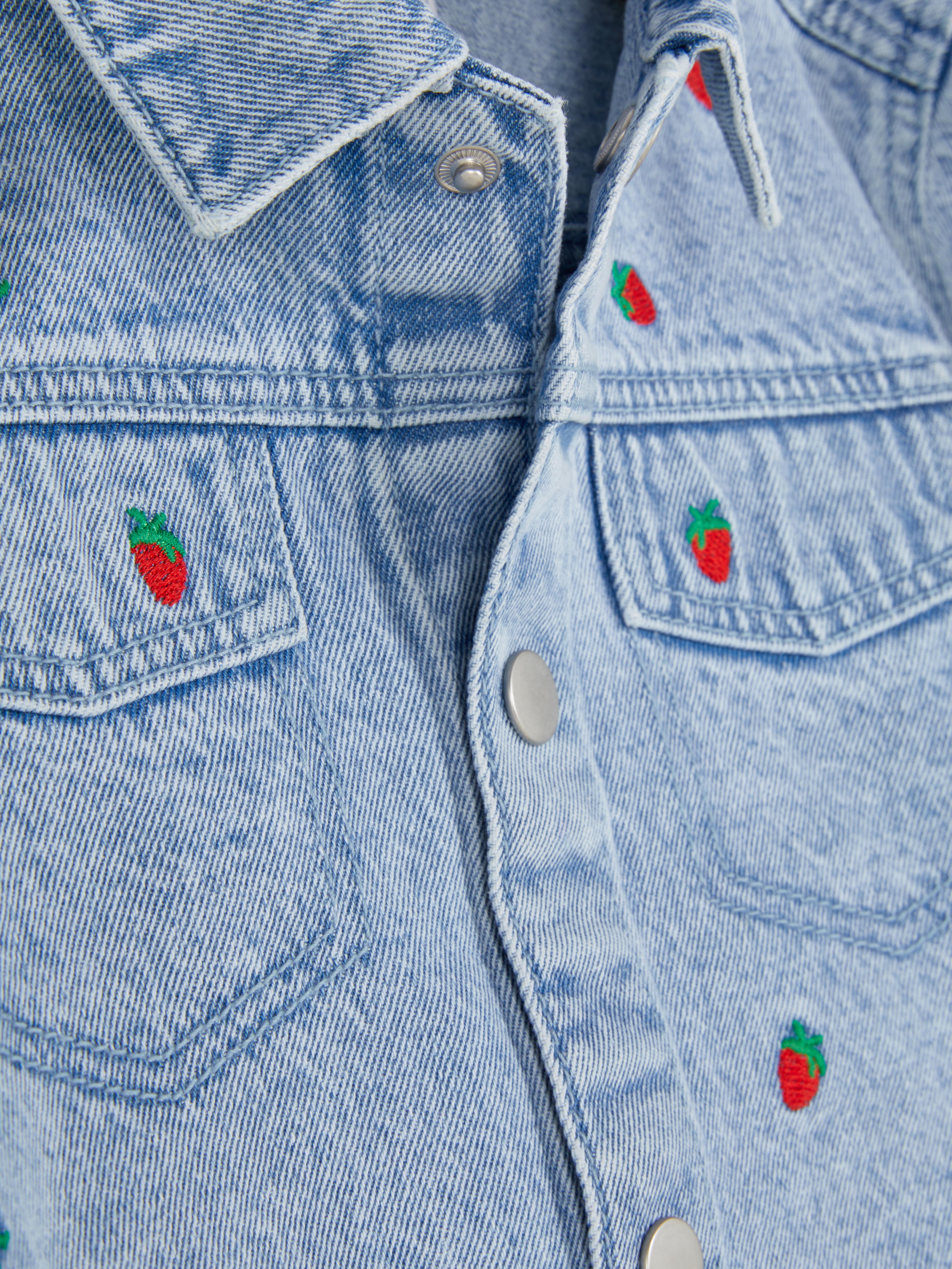 Chaqueta vaquera con fresas bordadas