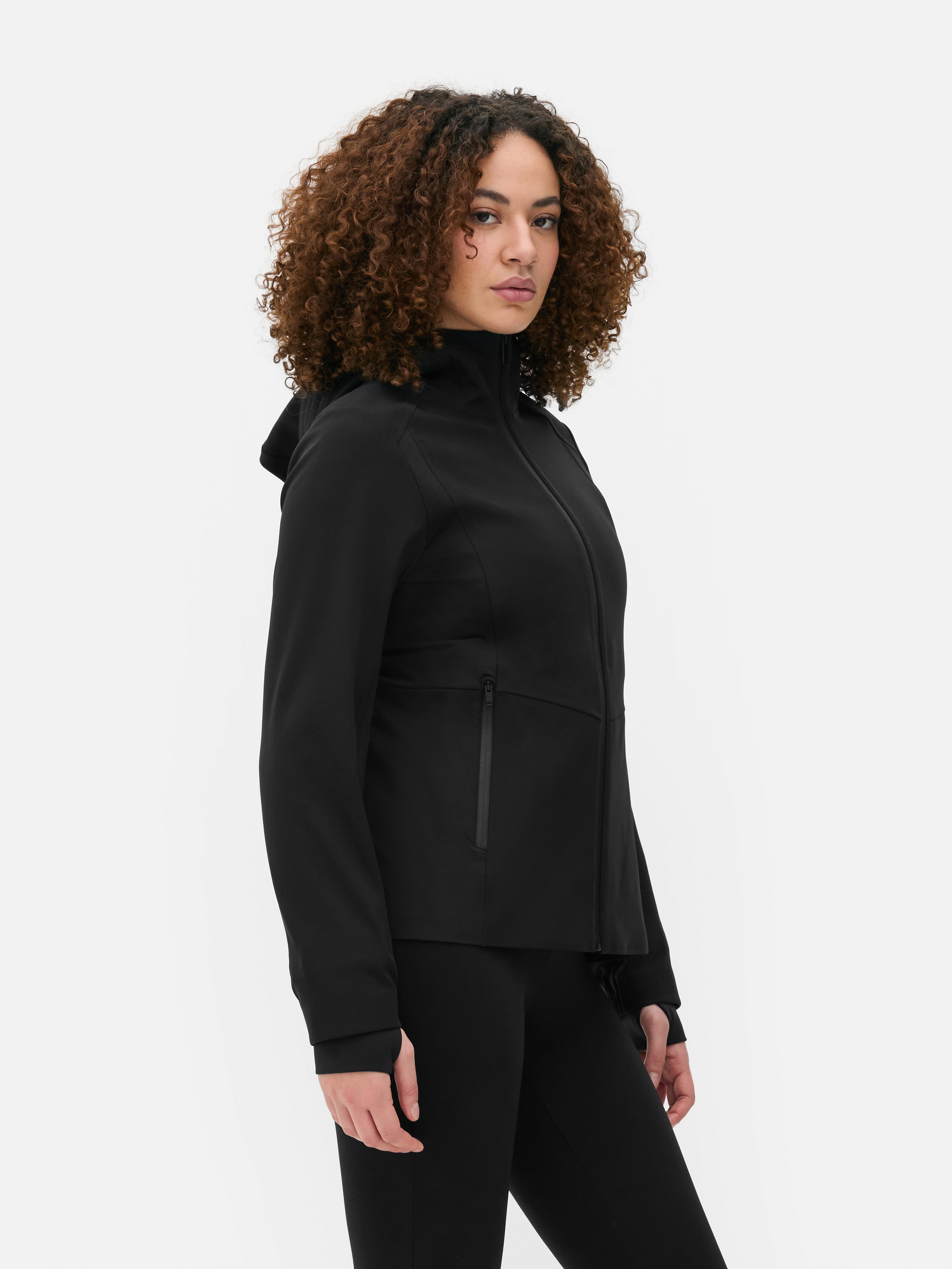 Chaqueta deportiva con capucha y cremallera