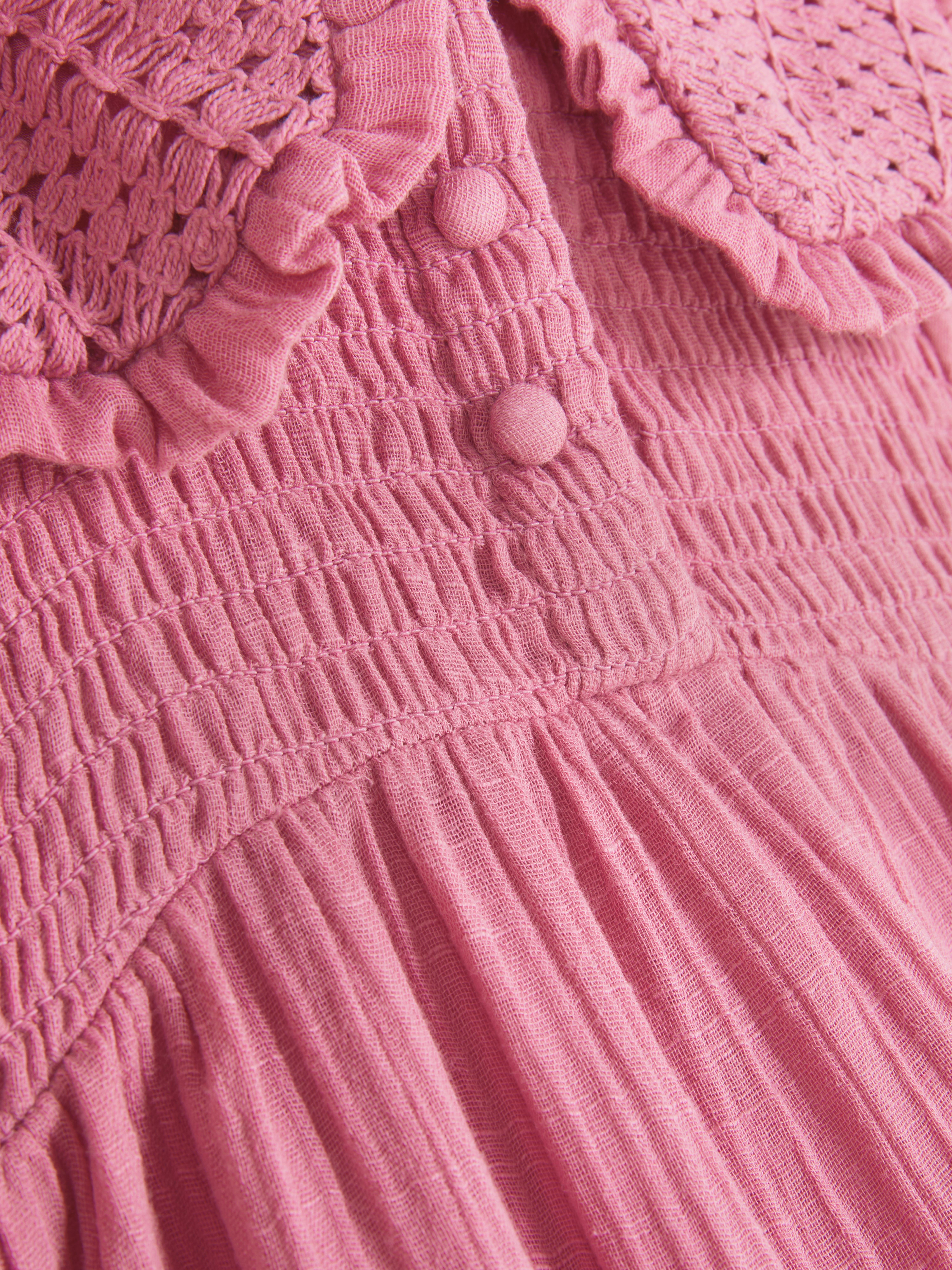 Gestuftes Kleid mit Häkelkragen