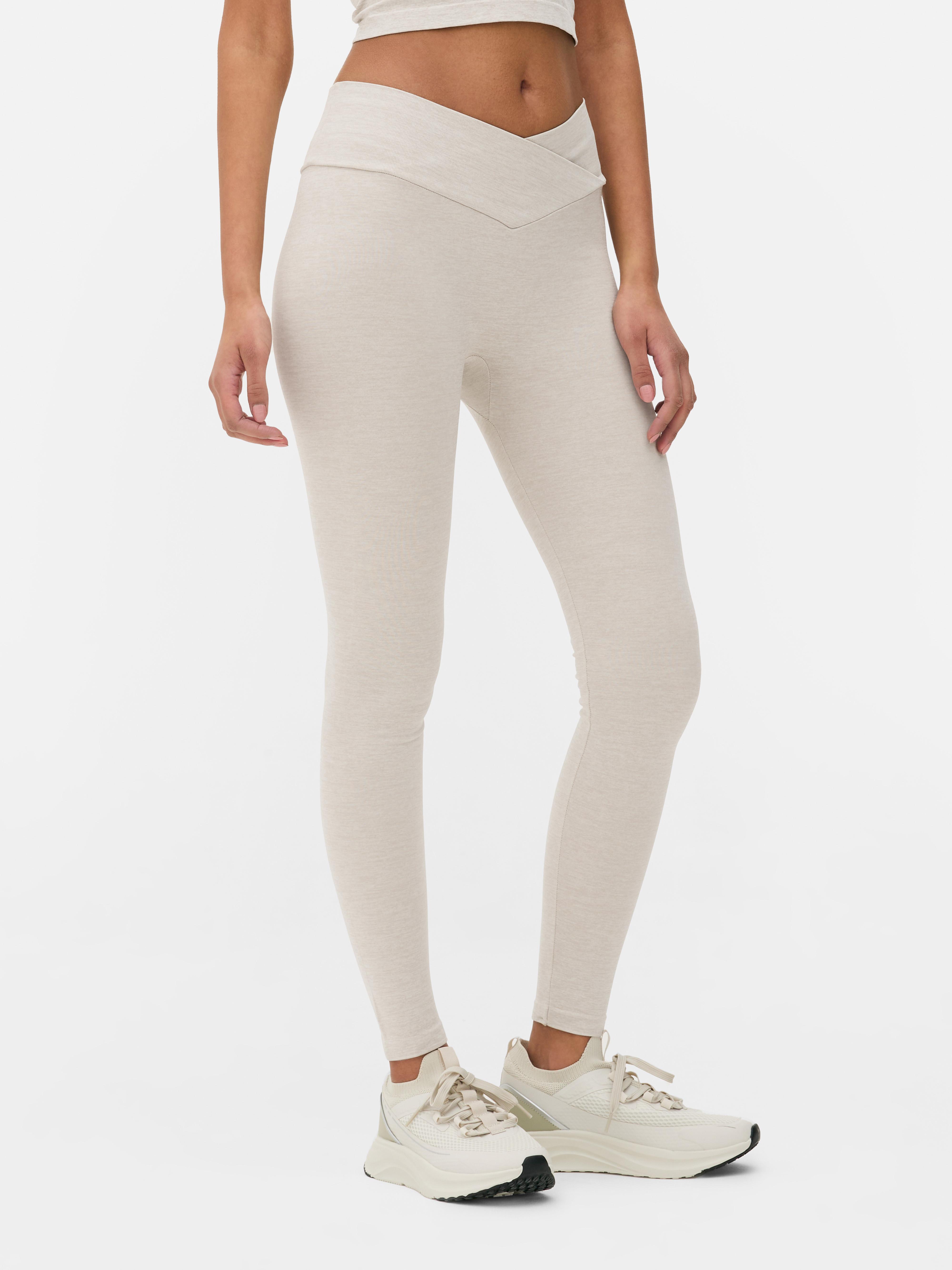 Varrásmentes leggings V-alakban kivágott derékrésszel
