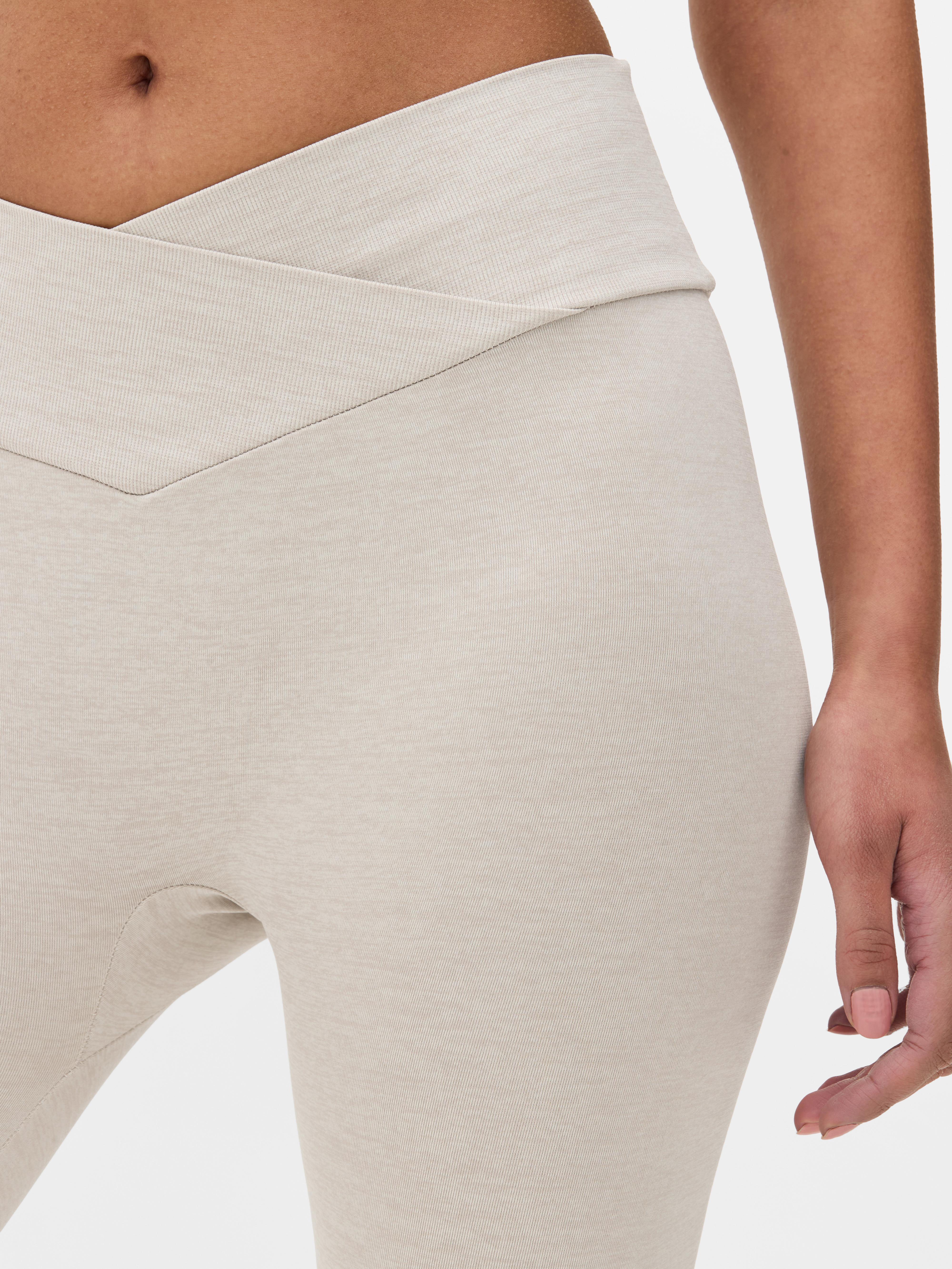 Varrásmentes leggings V-alakban kivágott derékrésszel