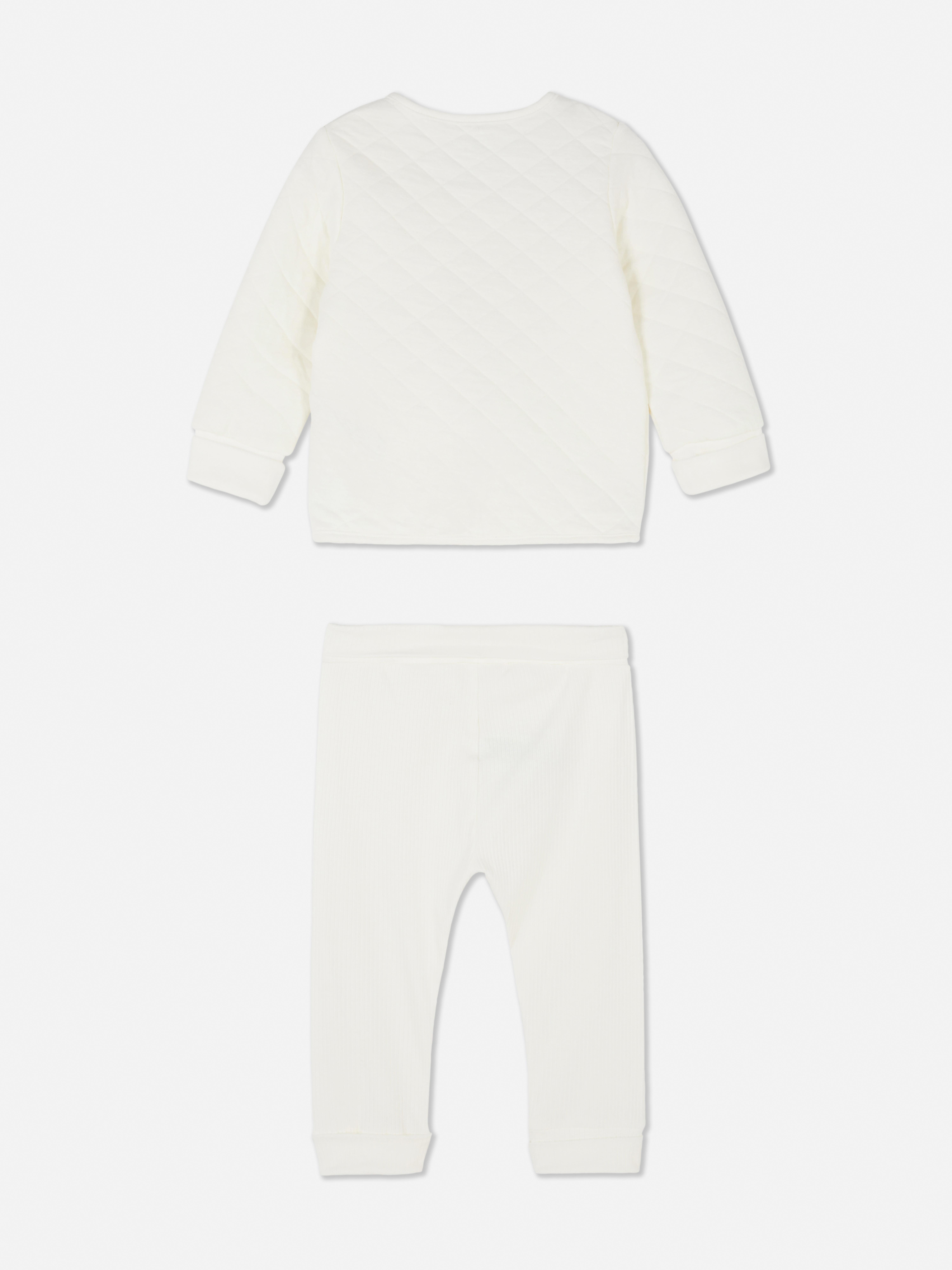 Gewatteerde top en broek met schaap-appliqué