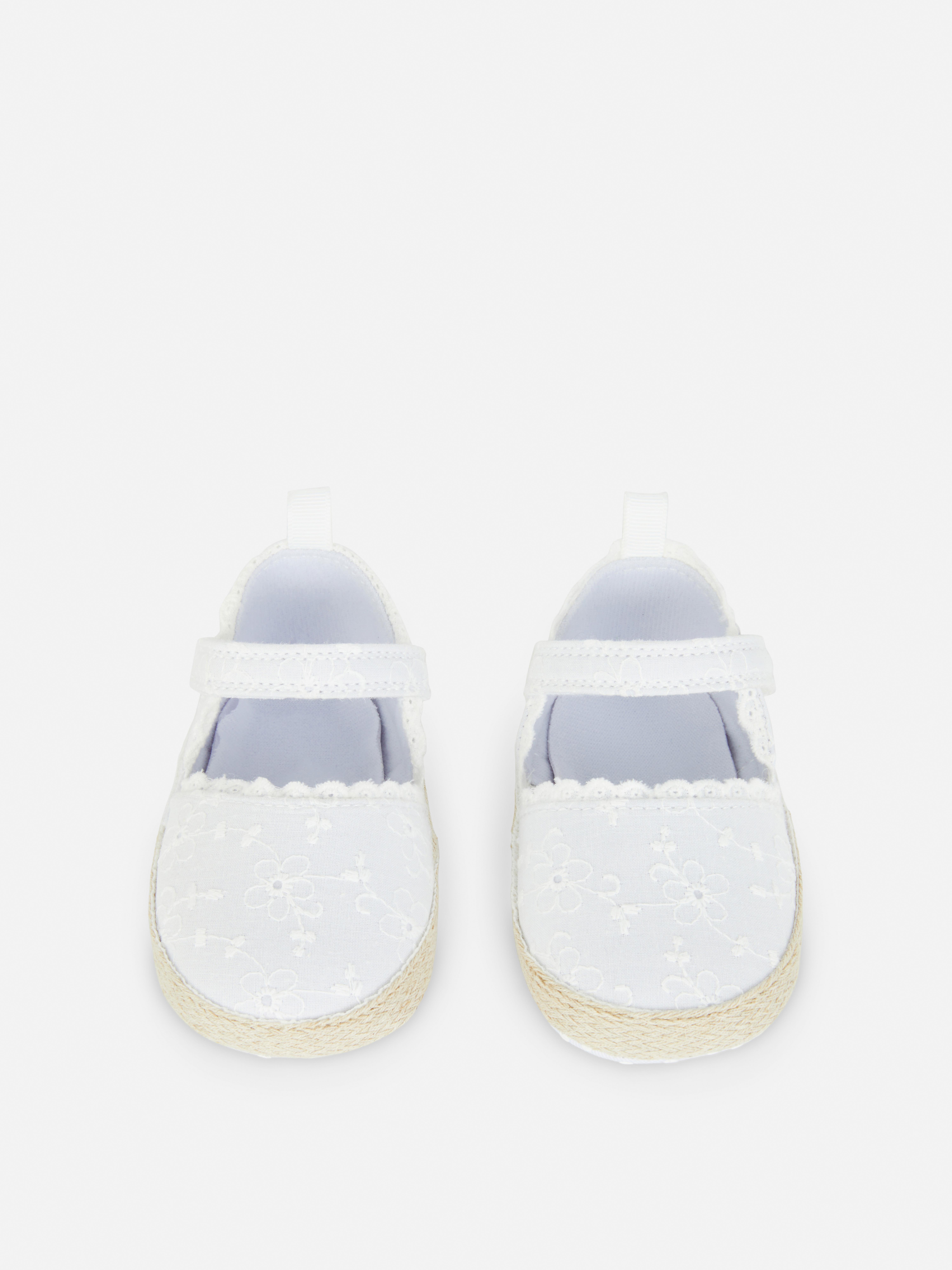 Espadrilles mit Lochstickerei