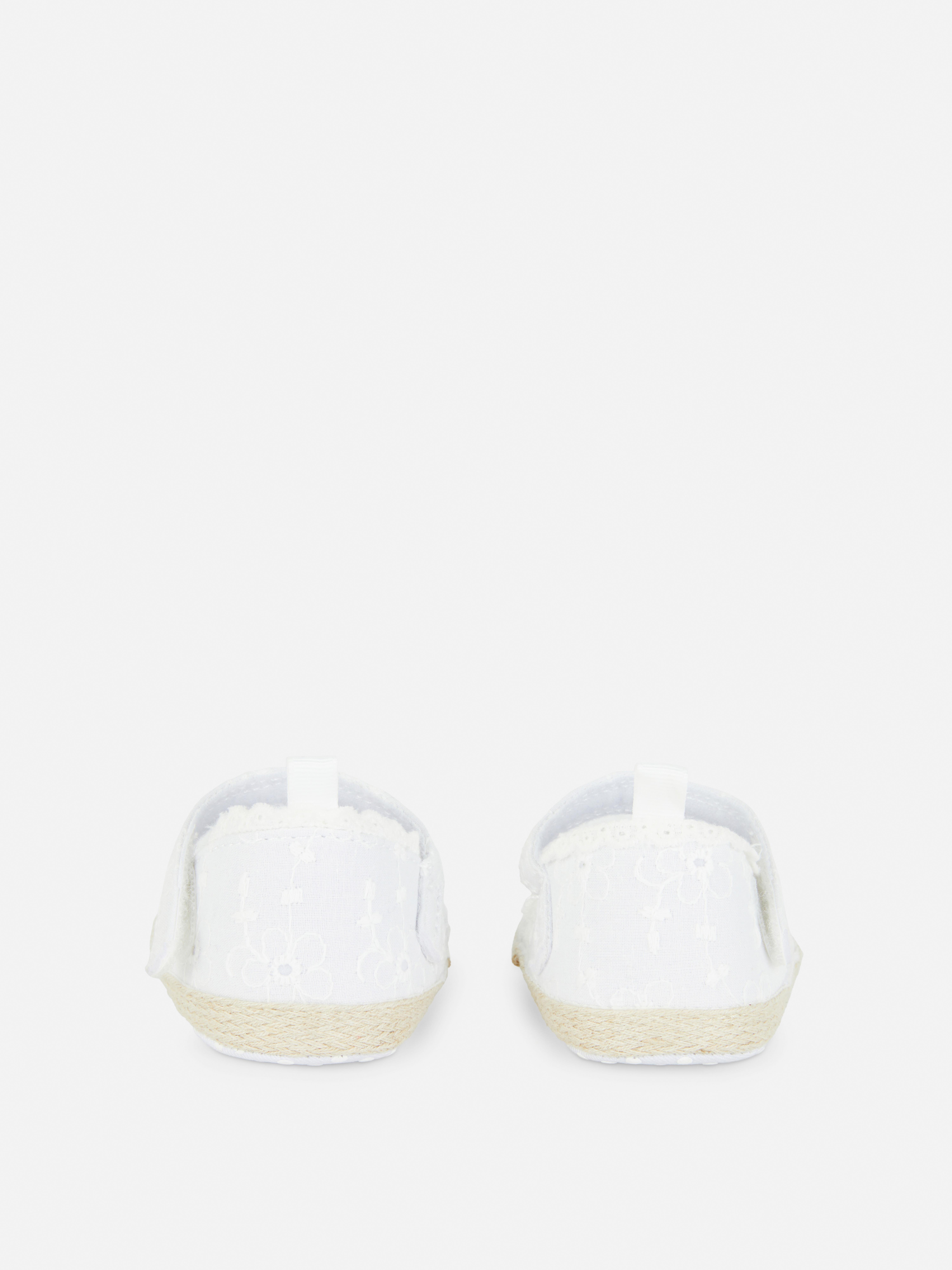 Espadrilles mit Lochstickerei