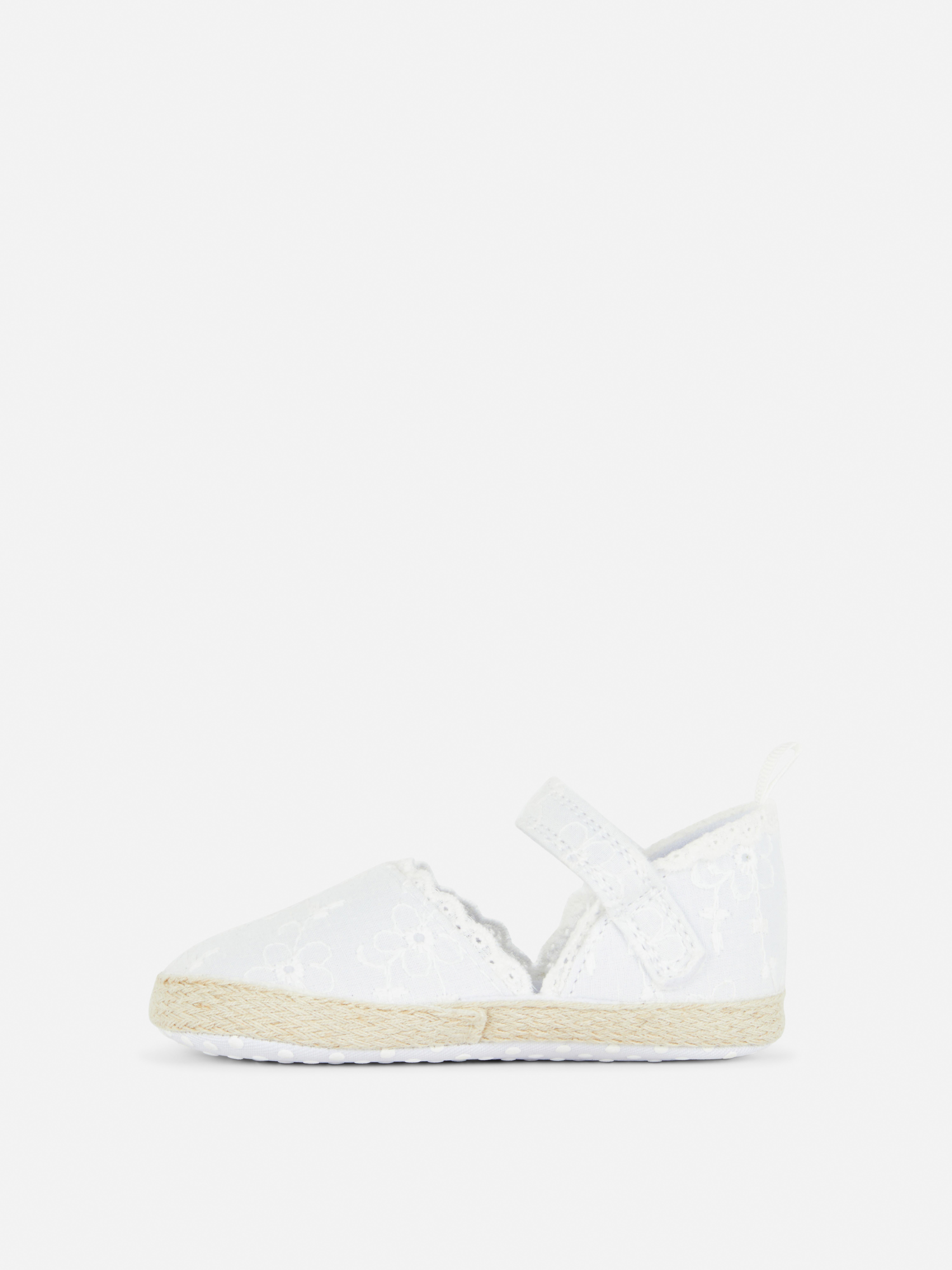 Espadrilles mit Lochstickerei