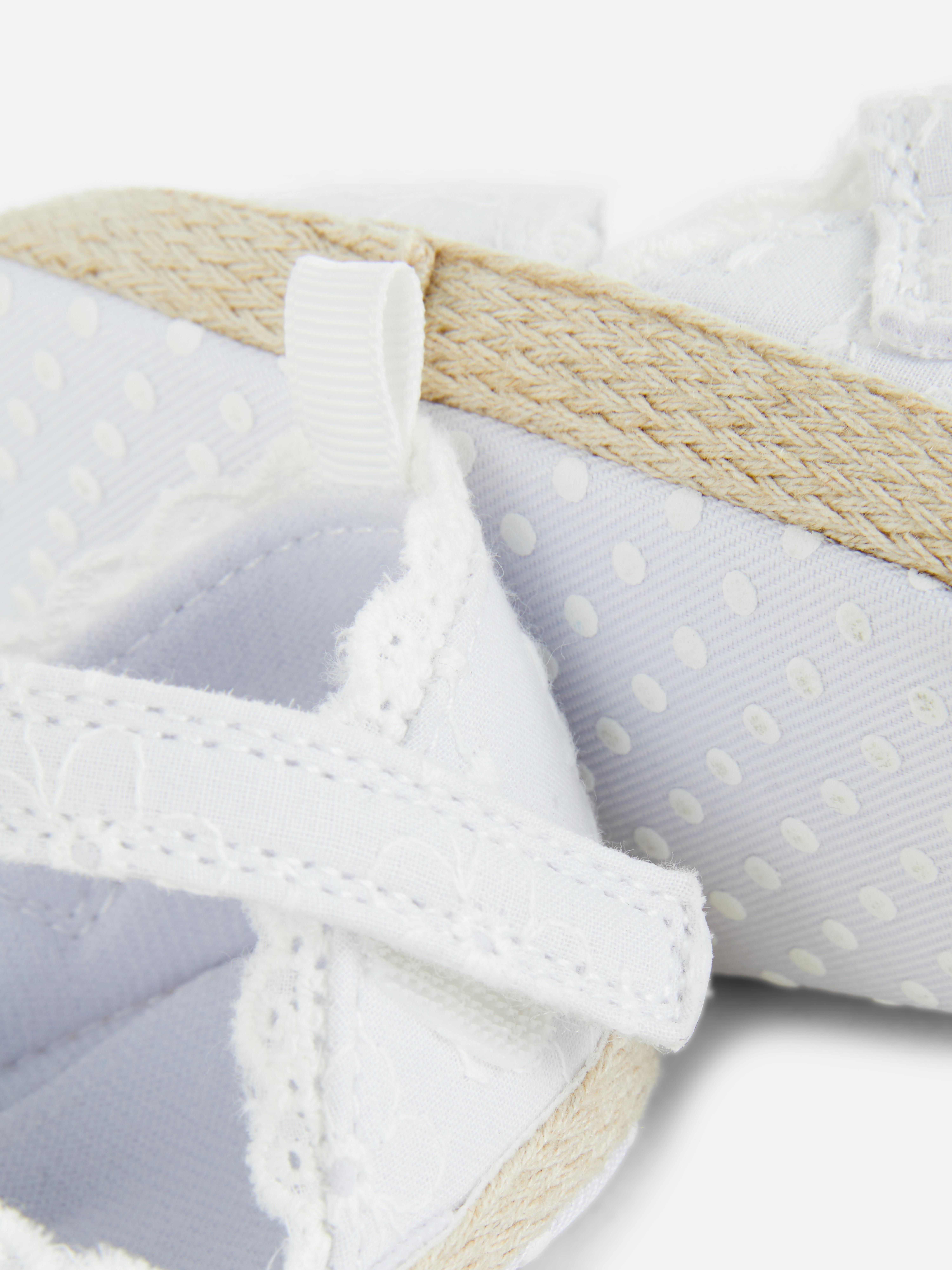 Espadrilles mit Lochstickerei