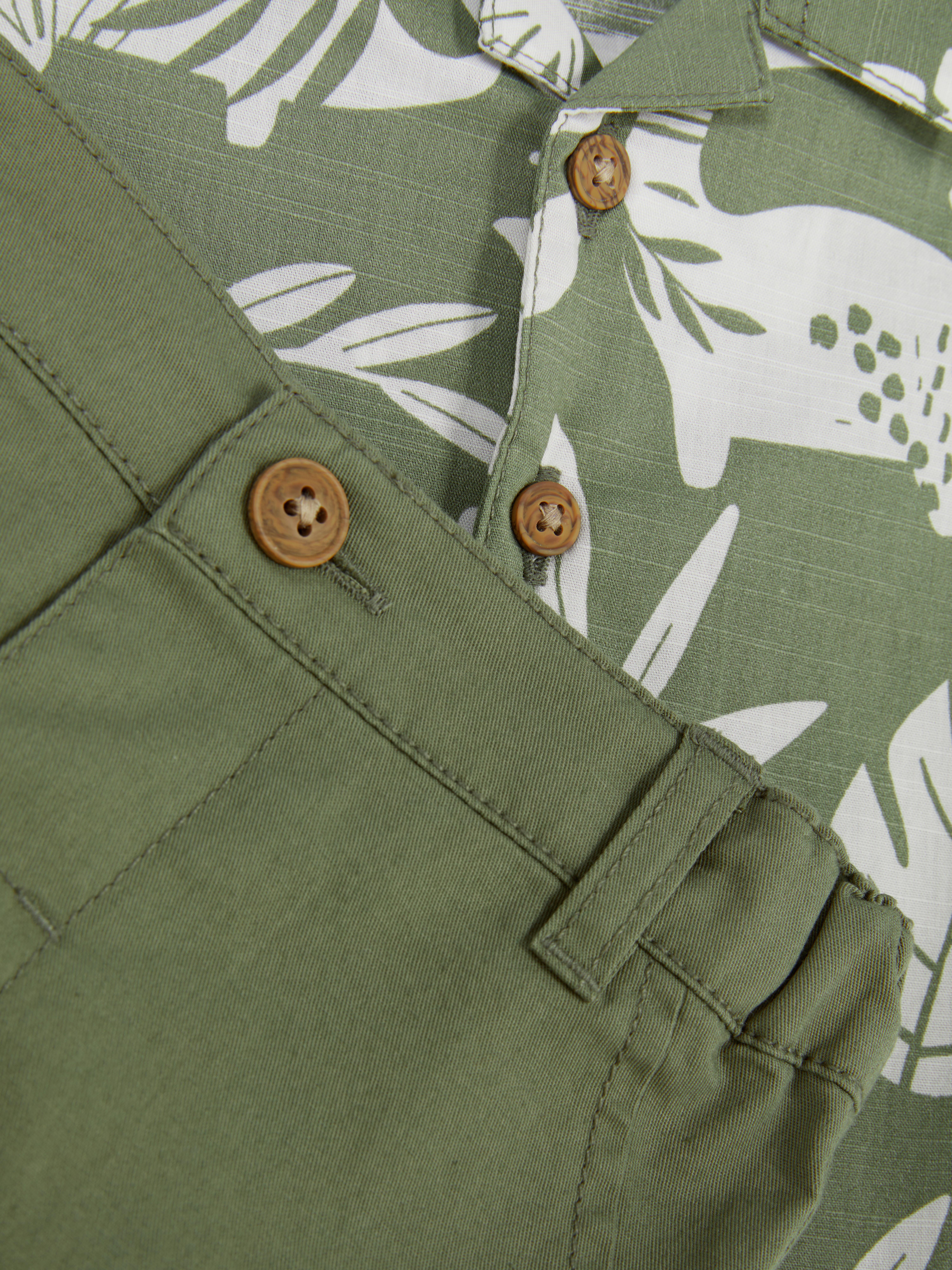 Conjunto de camisa estampada y pantalones cortos