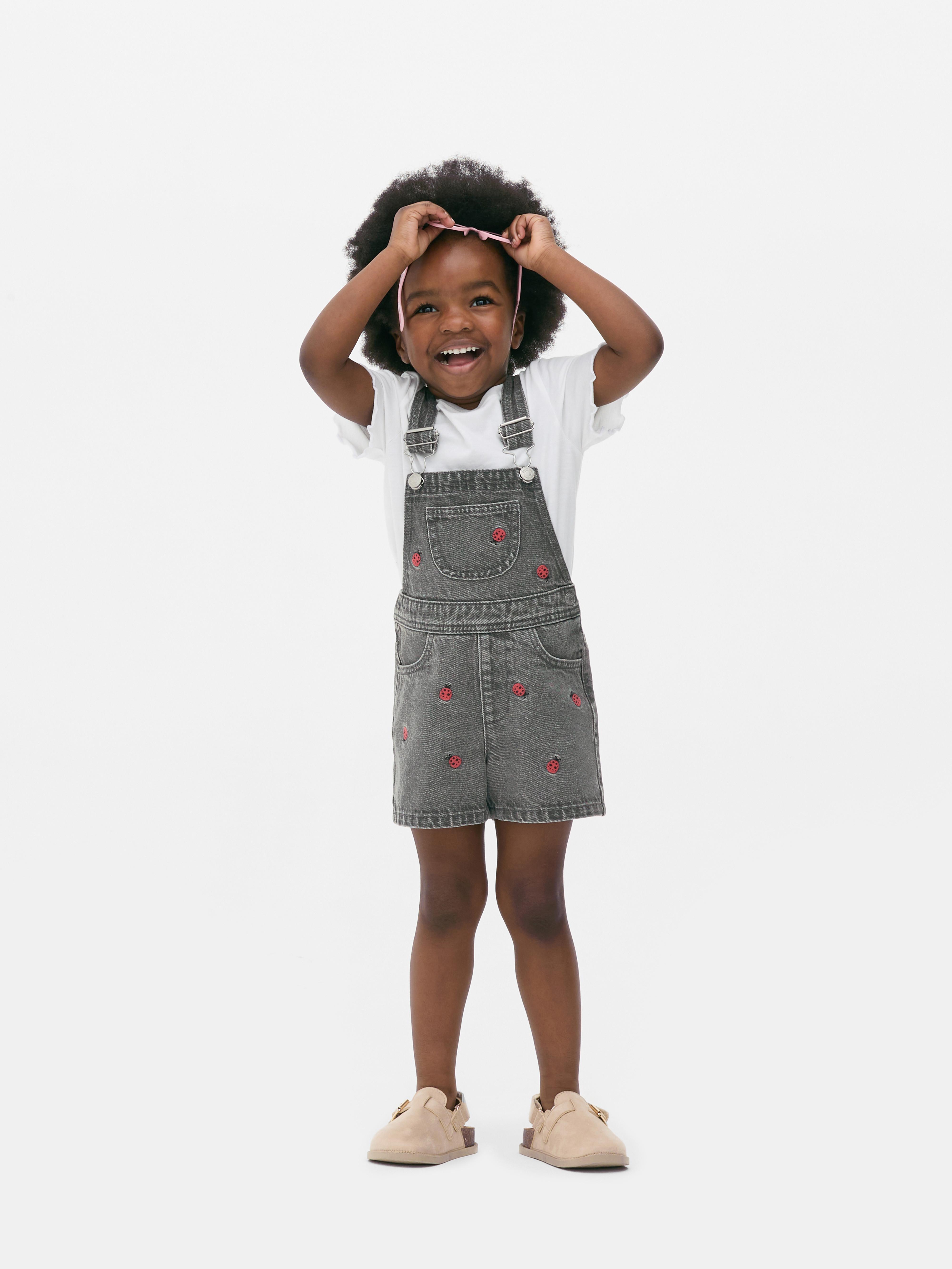 Conjunto jardineiras/t-shirt joaninha acabamento franzido