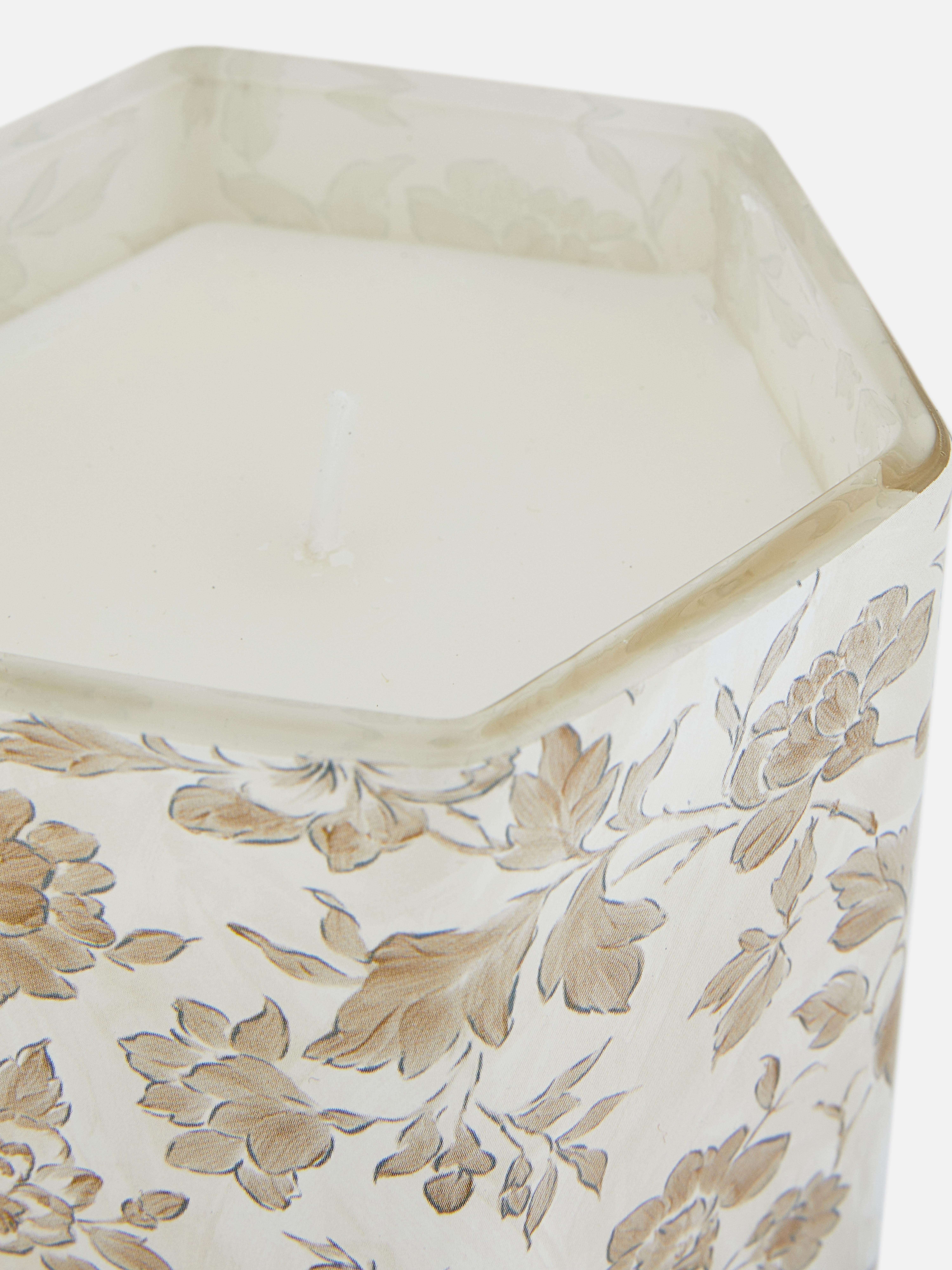 Kerze in sechseckigem Glas mit Blumenmuster